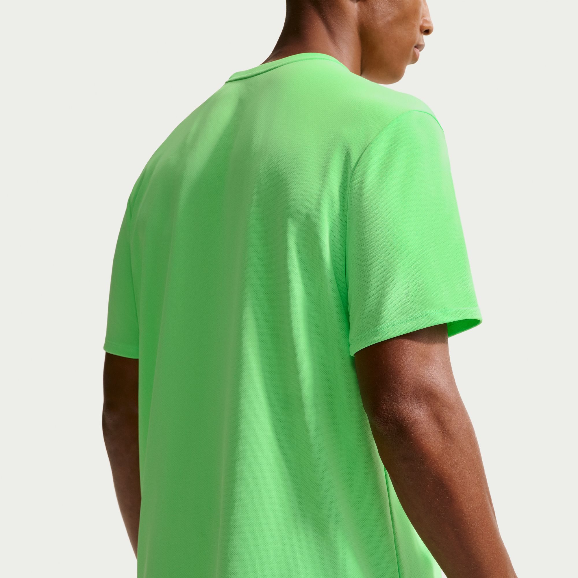 Nike Laufshirt M NK DF UV MILER SS mit reflektierenden Details, schnell trocknend, atmungsaktiv