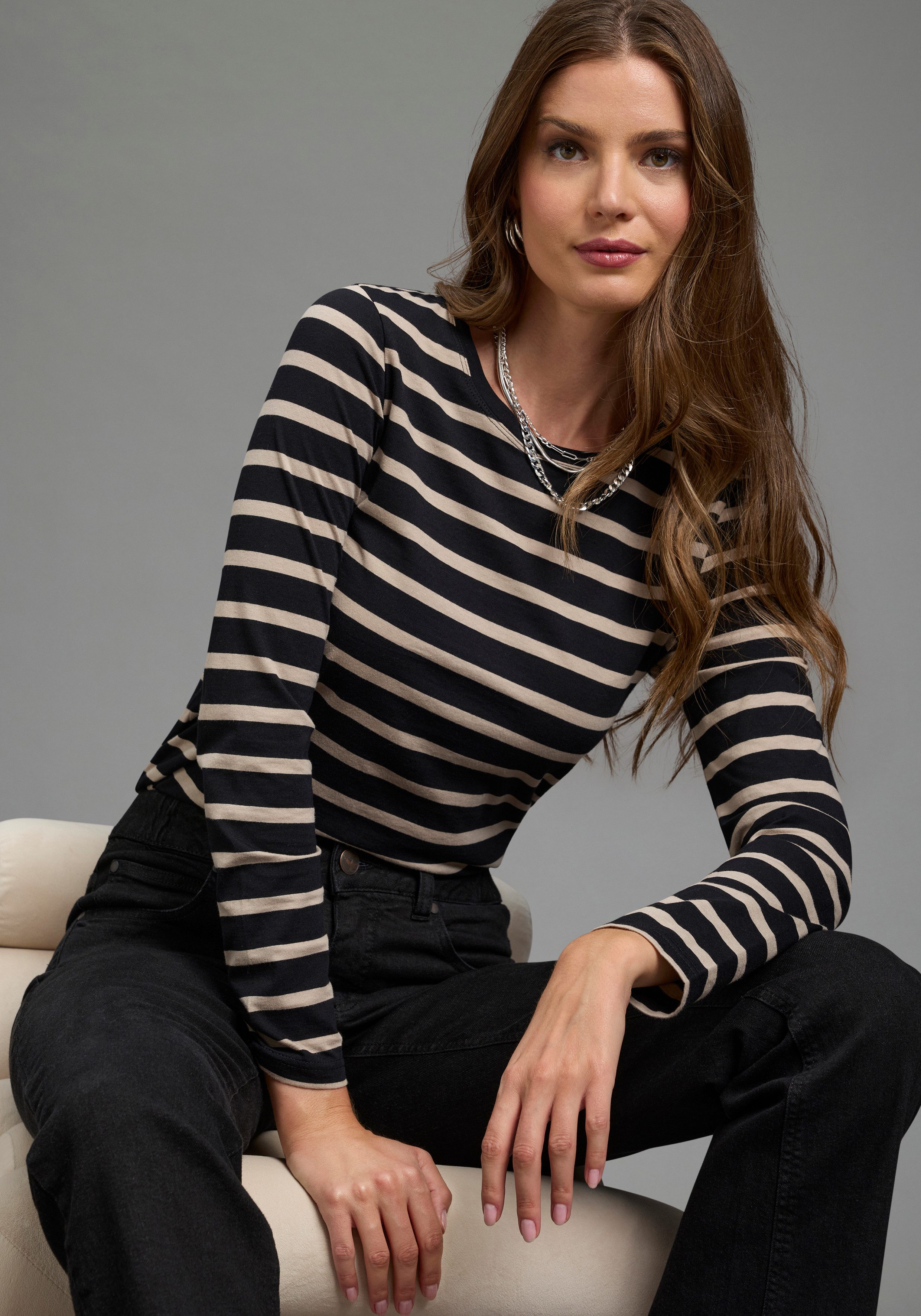 AJC Langarmshirt im casual Stil, mit Rundhalsausschnitt mit Blende, figurbetont