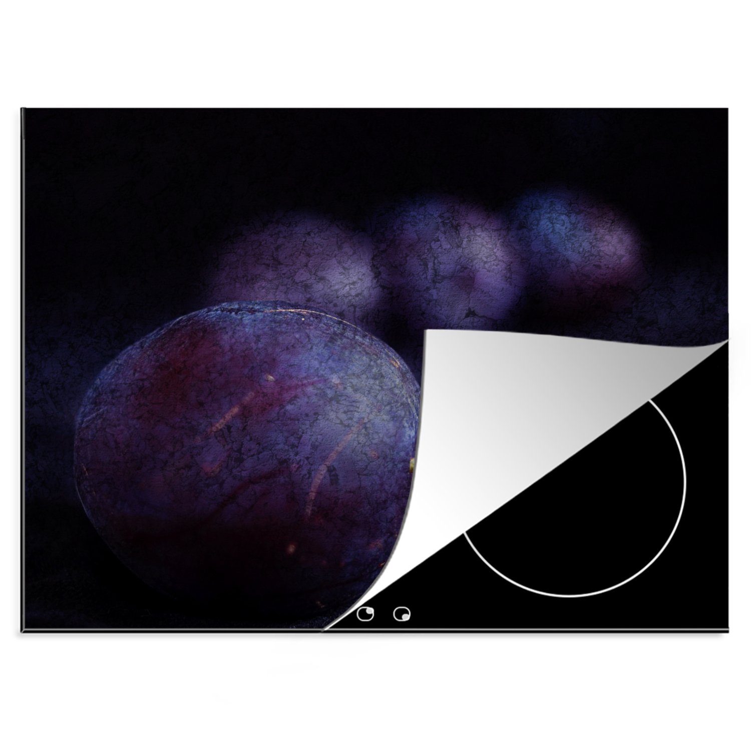 MuchoWow Herdblende-/Abdeckplatte Mysteriöses Bild von lila Pflaumen auf schwarzem Hintergrund, Vinyl, (1 tlg), 70x52 cm, Mobile Arbeitsfläche nutzbar, Ceranfeldabdeckung
