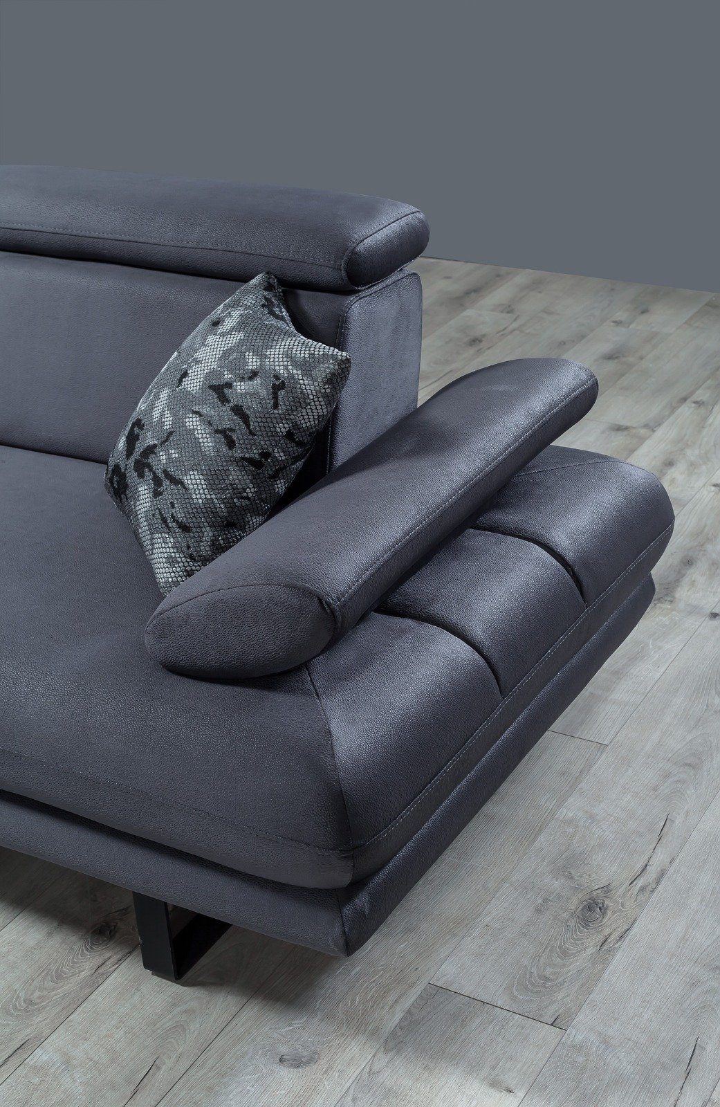 1 Armlehnenverstellung stylische Made Energy, und Anthrazit Möbel 2-Sitzer, Stk. Quality Sofa in Sitztiefen- Villa Turkey,