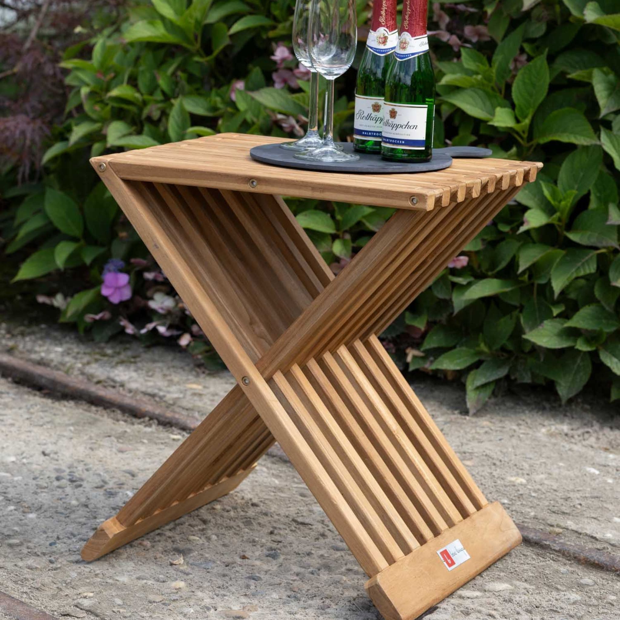 MR.DEKO Beistelltisch Teak klappbar Fishbone – 40x40 cm, kleiner Gartentisch für Balkon (Ideal zu Deckchairs kombinierbar – für drinnen & draußen geeignet, 1-St), Plantagen-Teak – wetterfest, vielseitig, 51 cm hoch