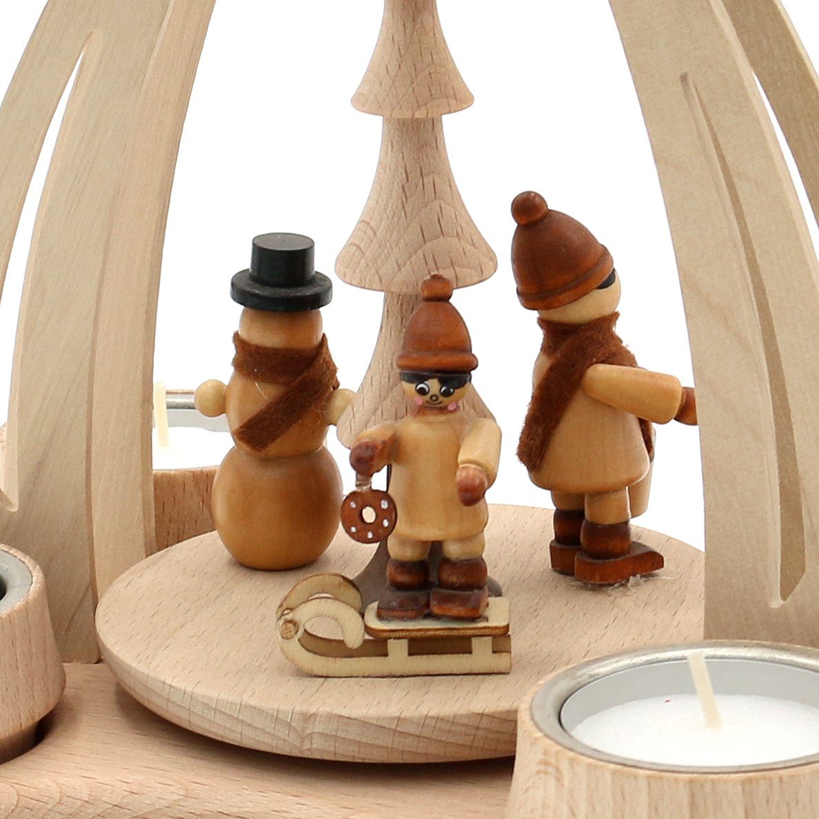 Dekohelden24 Weihnachtspyramide Pyramide aus Buchenholz mit Winterfütterung, für 4 Teelichte geeignet