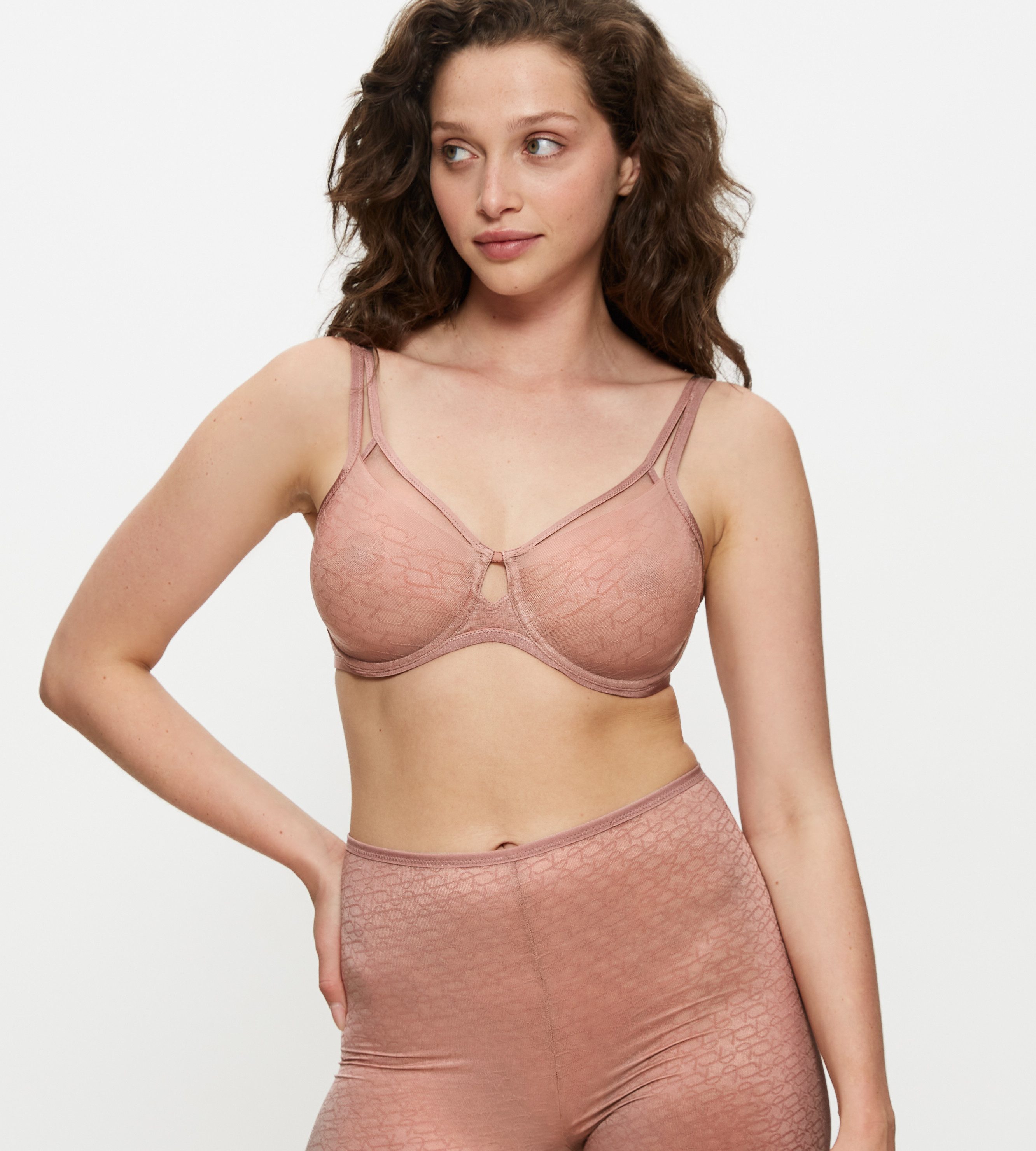 Triumph Minimizer-BH Signature Sheer verkleinert die Brust optisch um eine Cup-Größe, Spitze