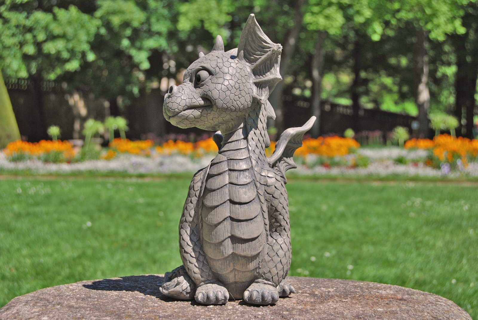 MystiCalls Gartenfigur Gartendrache - Modell süßer Fratz - Dekofigur, (Einzelartikel, 1 St), Für Drinnen und Draußen, wetterfest, nicht frostfest