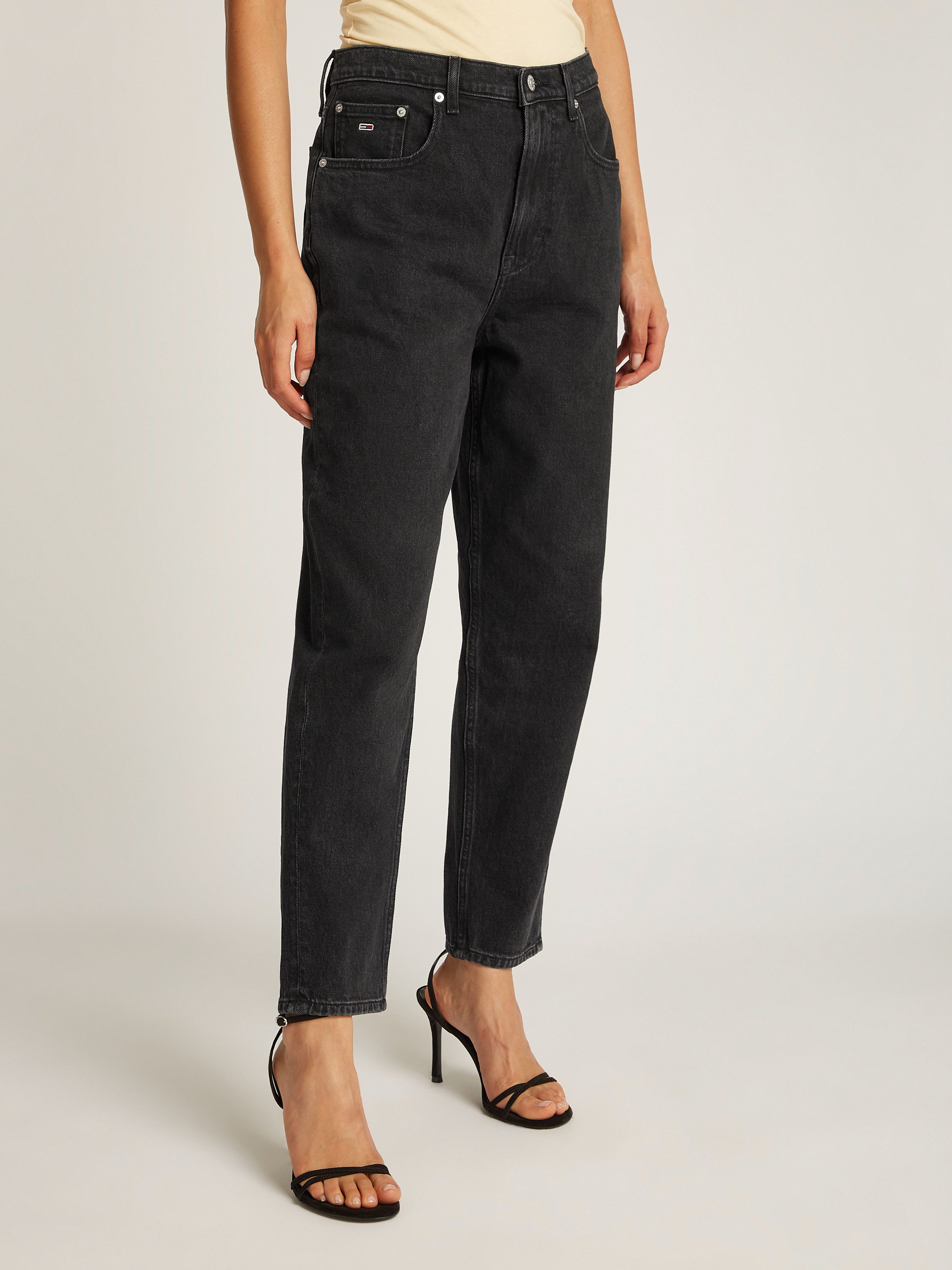 Tommy Jeans Mom-Jeans MOM JEAN UH TPR mit Logo-Stickereien, in knöchelfreier Länge
