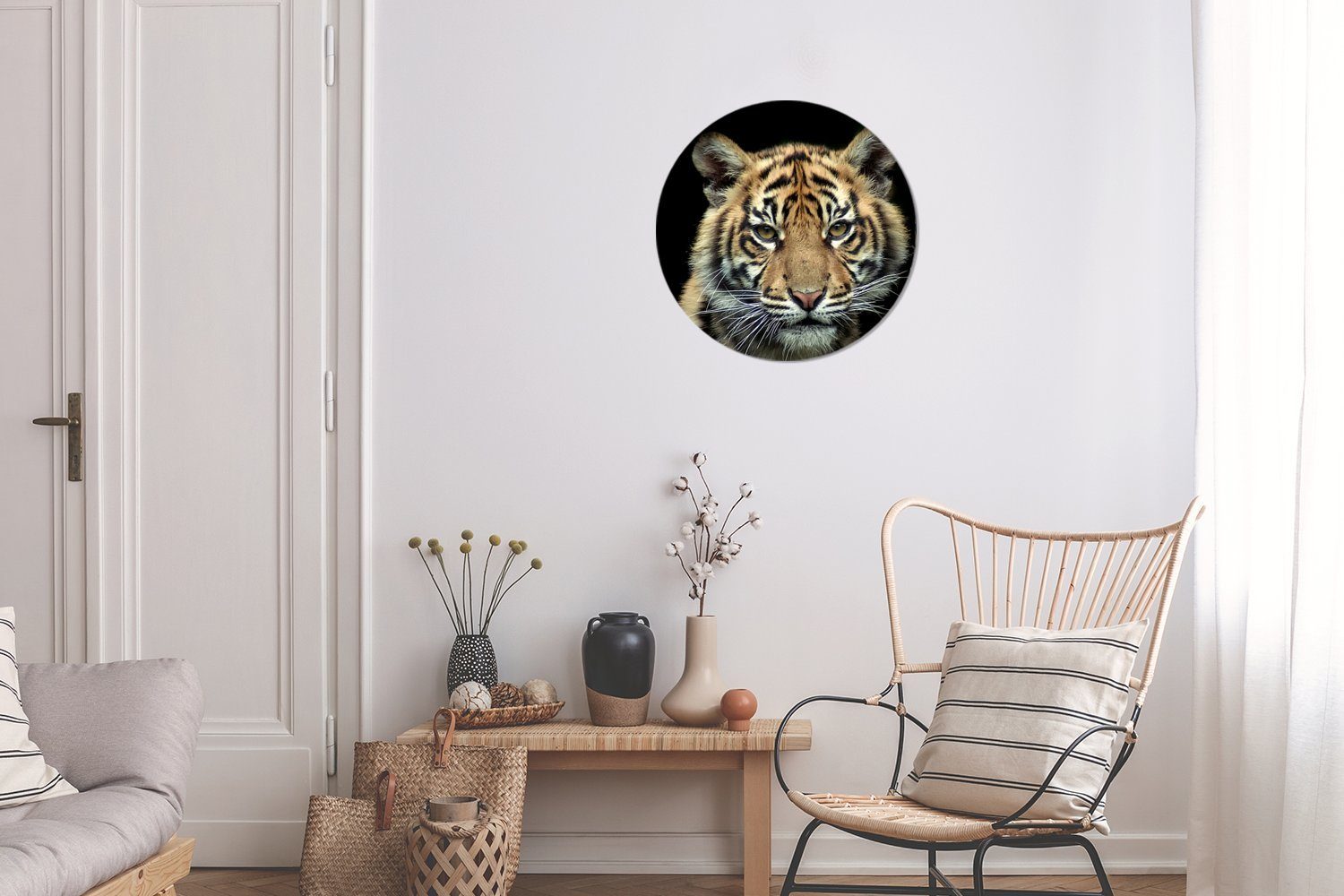 Wohnzimmer, Kreis Hintergrund, MuchoWow Rundes vor 30x30 dunklem (1 Wandbild, Sumatra-Tigerjunges Porträt cm St), Wanddekoration Gemälde Forex,