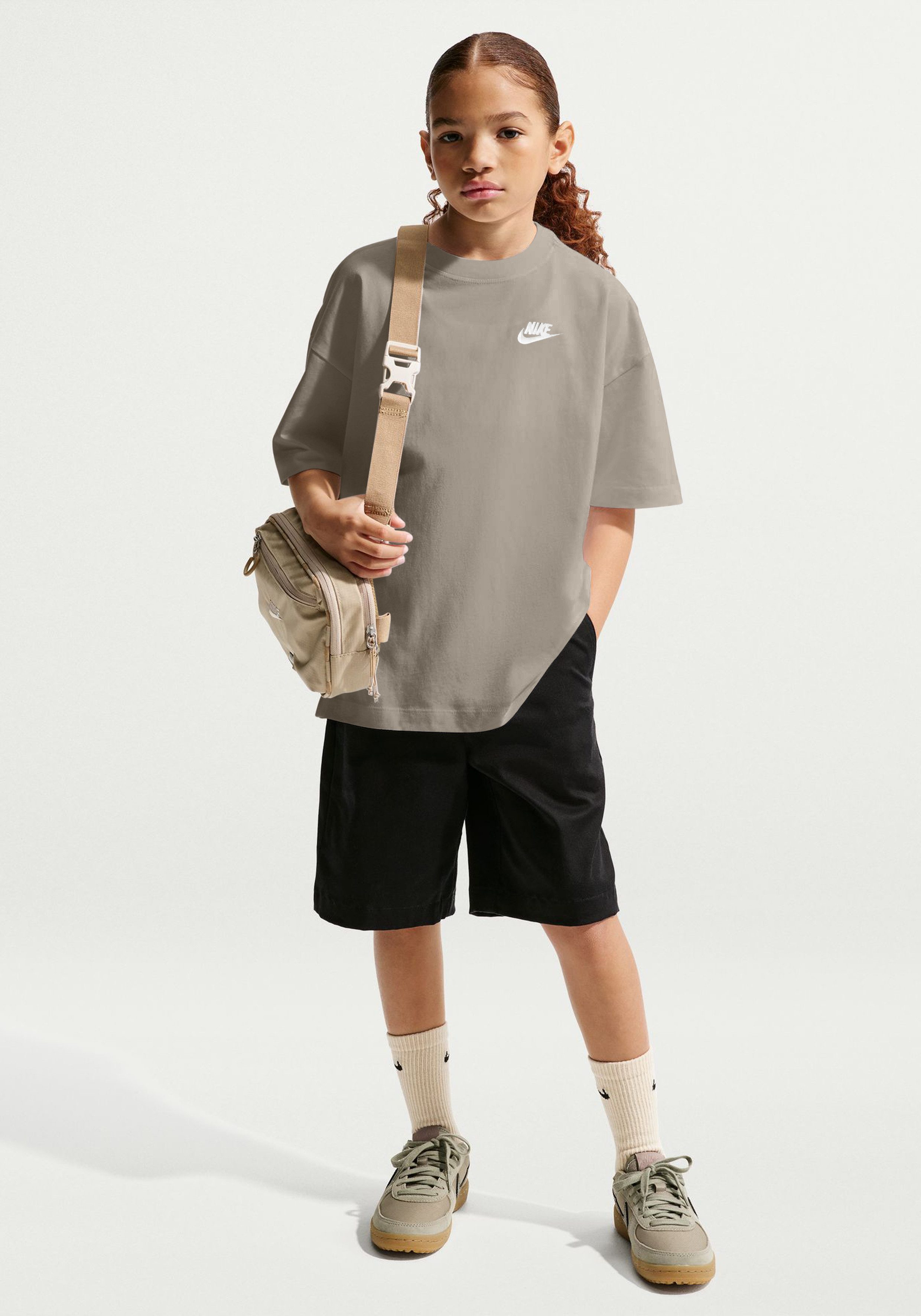 Nike Sportswear T-Shirt Nike Sportswear Big Kids' T-Shirt für Jugendliche, sportlicher Stil, für Sportmode und Streetwear