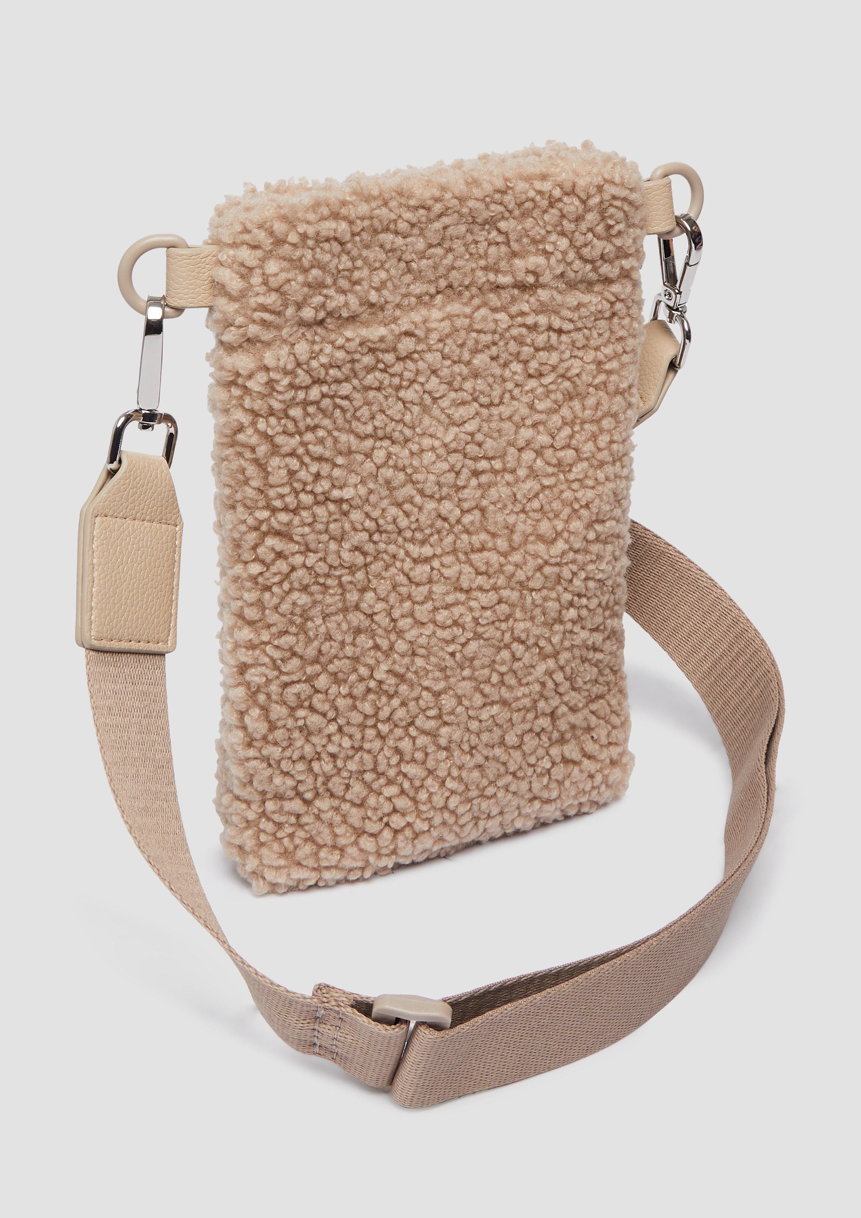 s.Oliver Tragetasche Handy-Tasche aus Teddyplüsch günstig online kaufen