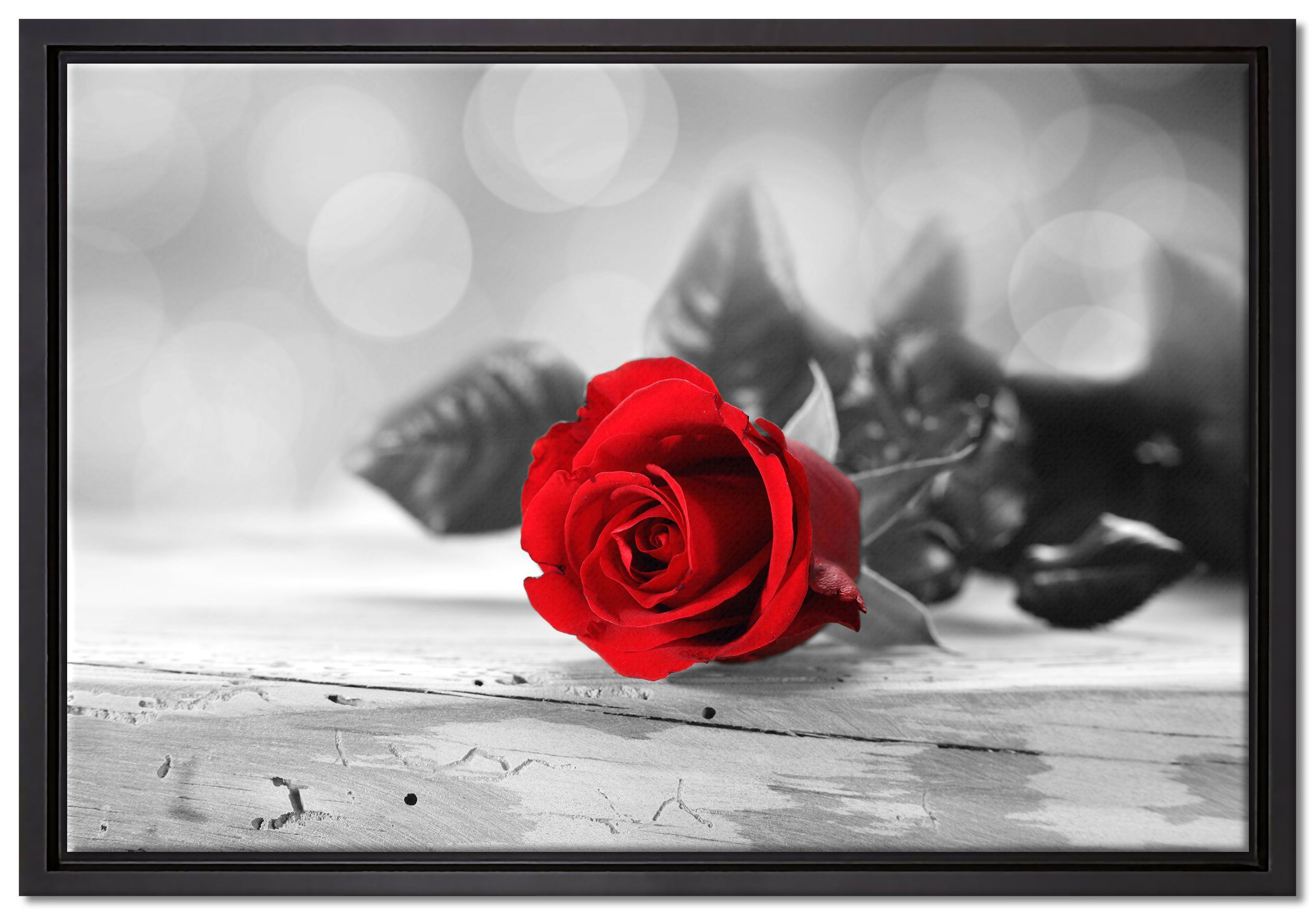 Pixxprint Leinwandbild Rose auf Holztisch, Wanddekoration (1 St), Leinwandbild fertig bespannt, in einem Schattenfugen-Bilderrahmen gefasst, inkl. Zackenaufhänger