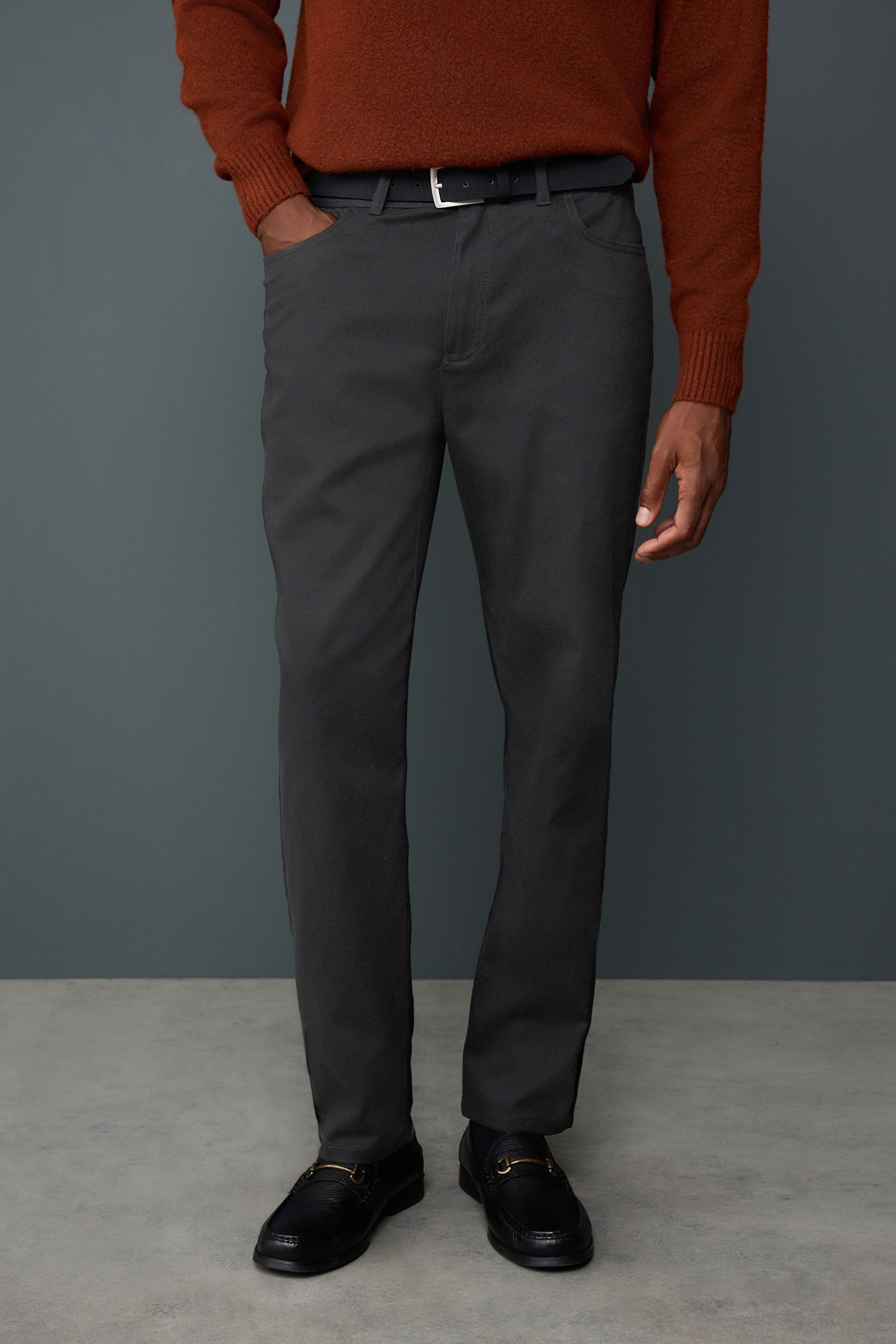 Next Chinohose Edle angeraute Straight Fit Chinohose mit Gürtel (1-tlg)