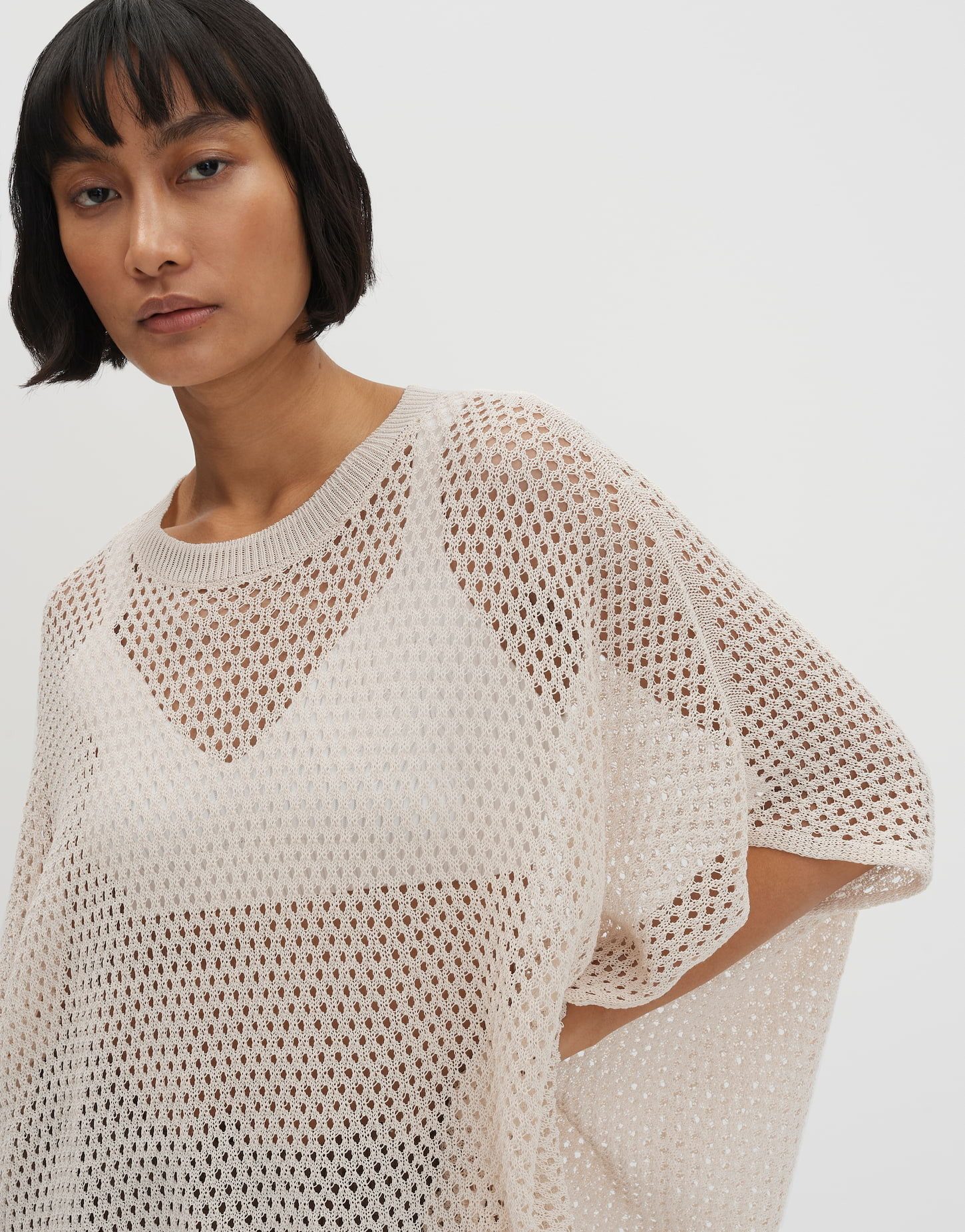someday Poncho Beluni Cape in Crochet-Optik Locker fallend mit offenem Strickbild für lässige Looks – Bild 4 von 5