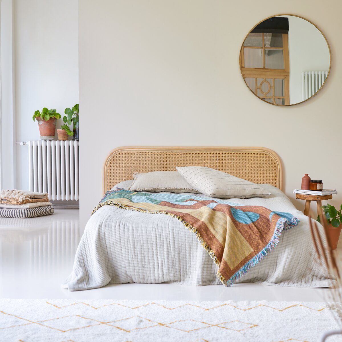 Tikamoon Massivholzbett Joséphine Kopfteil Bett aus Rattan 160 cm