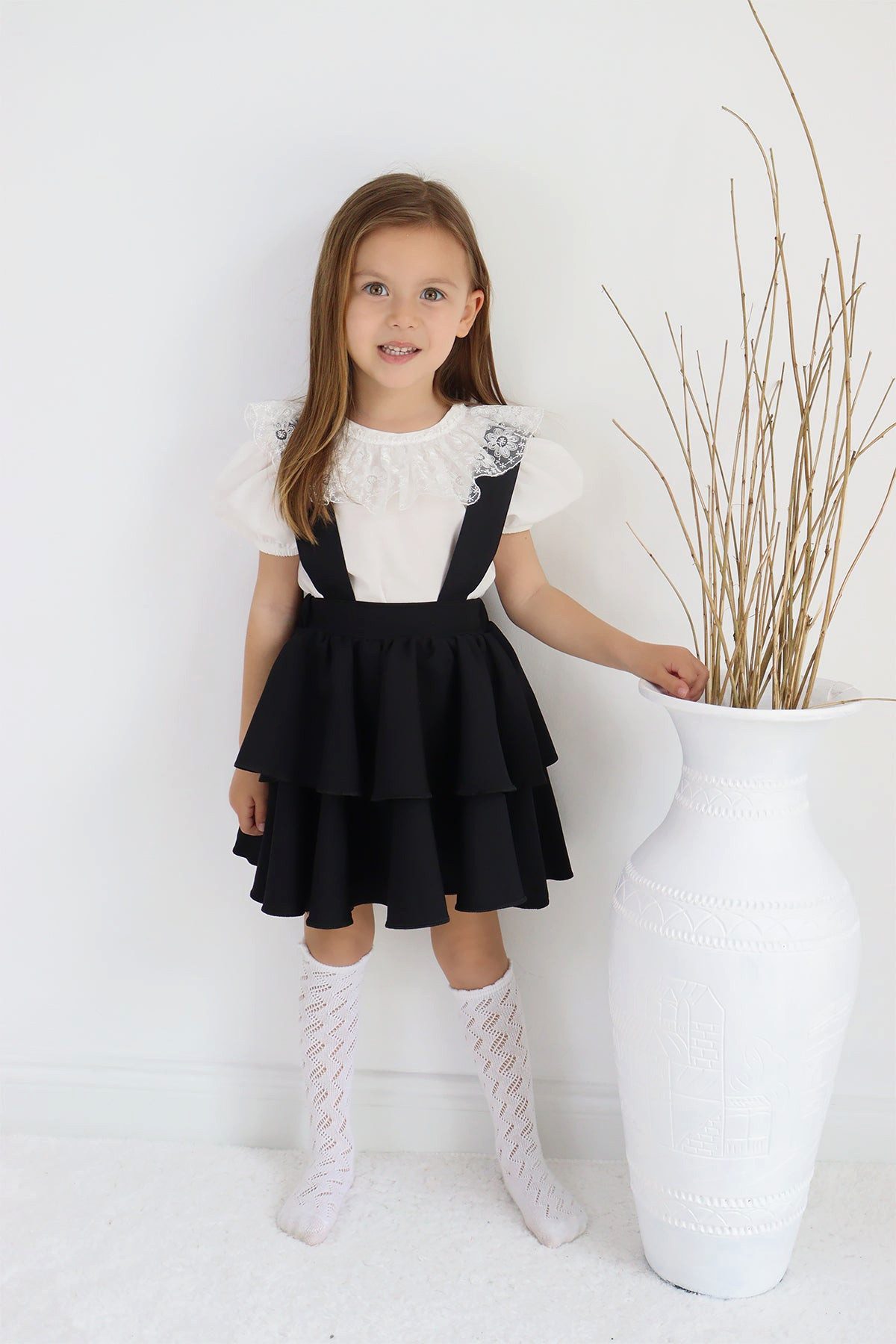 Shirt & Rock Schwarzes Kleid mit Trägern, kurzarm Shirt mit Spitzendetails im Set