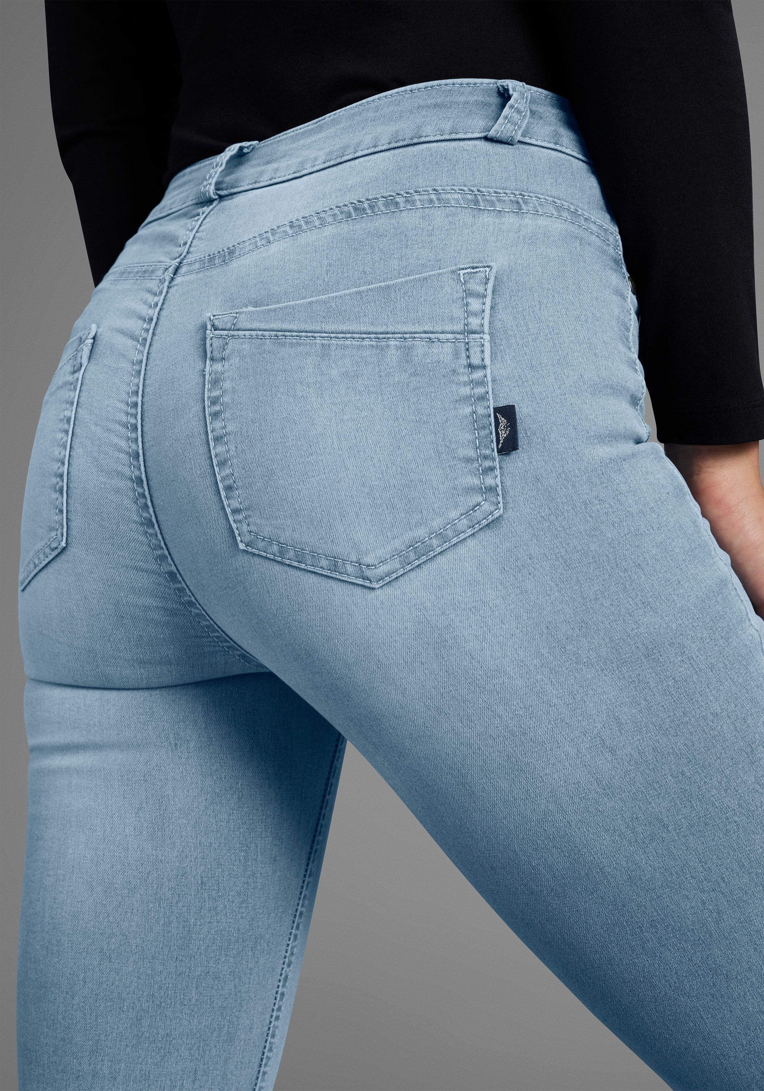 Arizona Bootcut-Jeans Ultra Stretch ausgestellte Beinform, Used-Waschung, hohe Leibhöhe