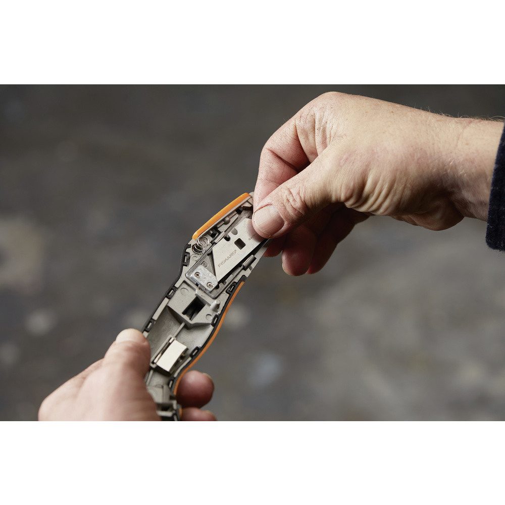 Fiskars Cuttermesser Fiskars 1027223 CarbonMax™ Universalmesser mit einziehbarer Klinge 1 S