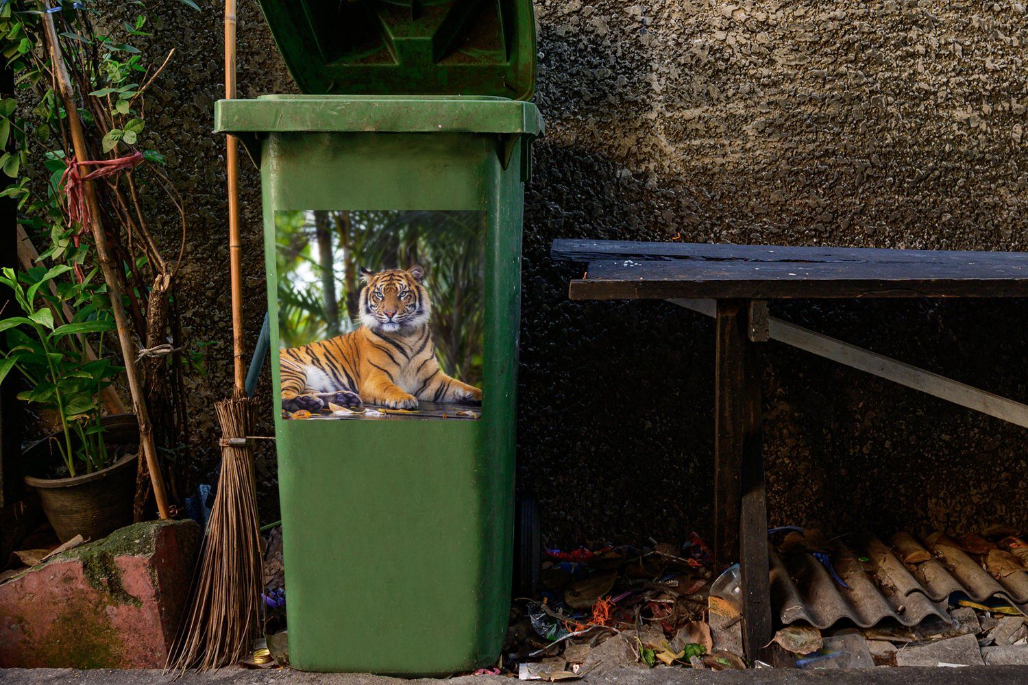 Tiger Dschungel Wandsticker St), - MuchoWow Mülleimer-aufkleber, (1 - Wald Container, Abfalbehälter - Tiere Sticker, Mülltonne,