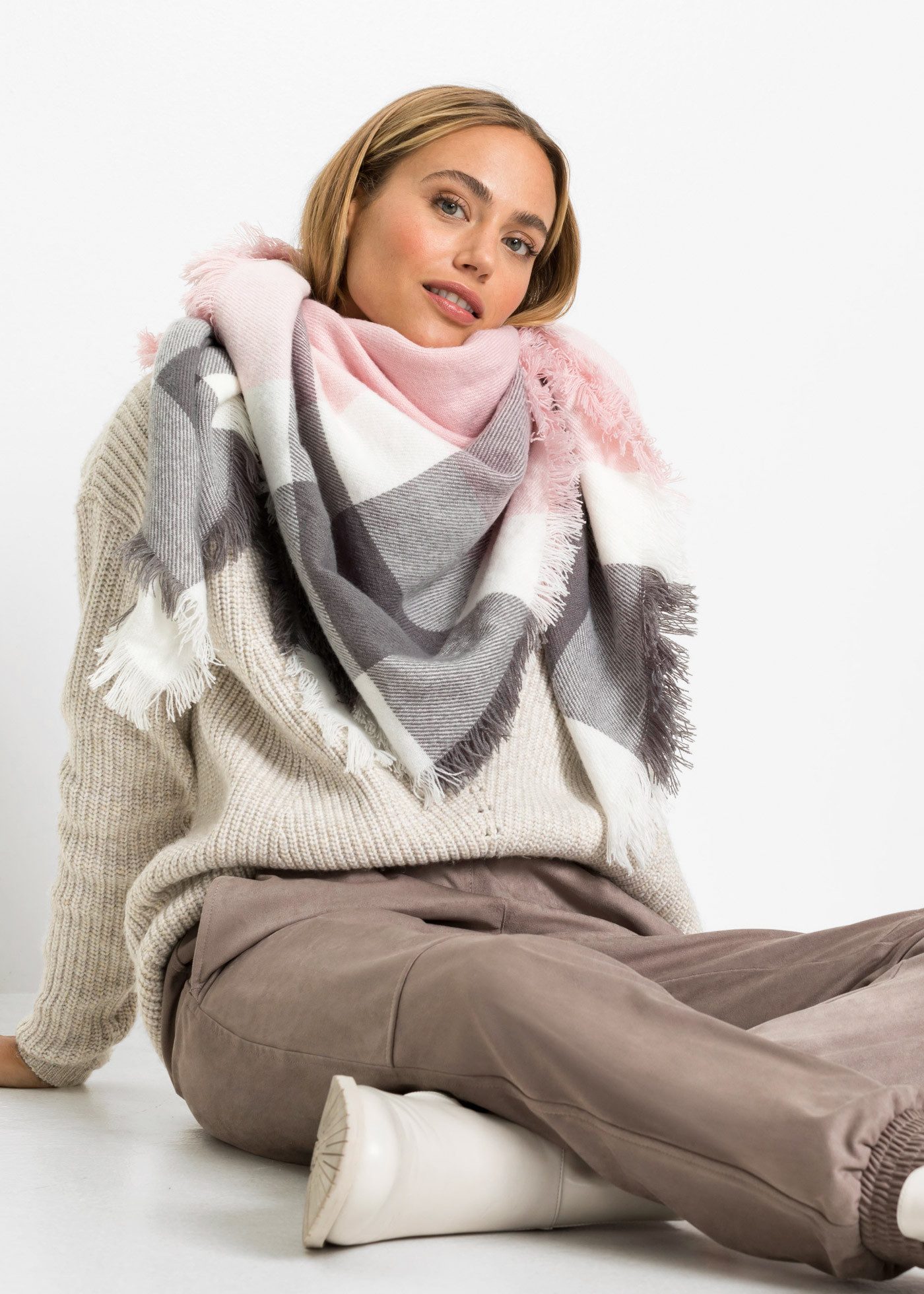bonprix Halstuch, aus Polyacryl und Polyester, mehrfarbig, mit Fransen