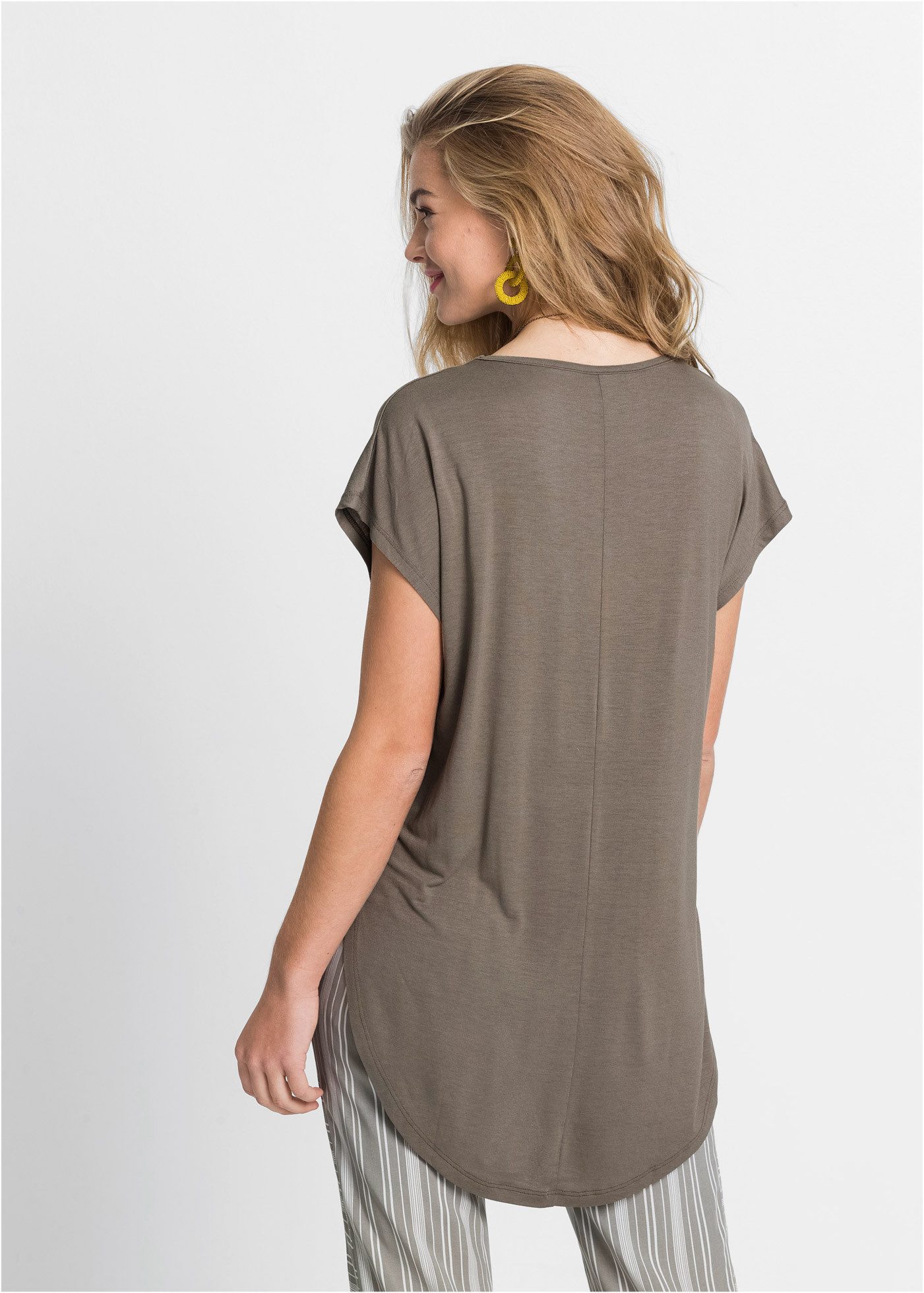 bonprix Oversize-Shirt Oversize-Passform, tiefer V-Ausschnitt, abgerundeter Vokuhila-Saum