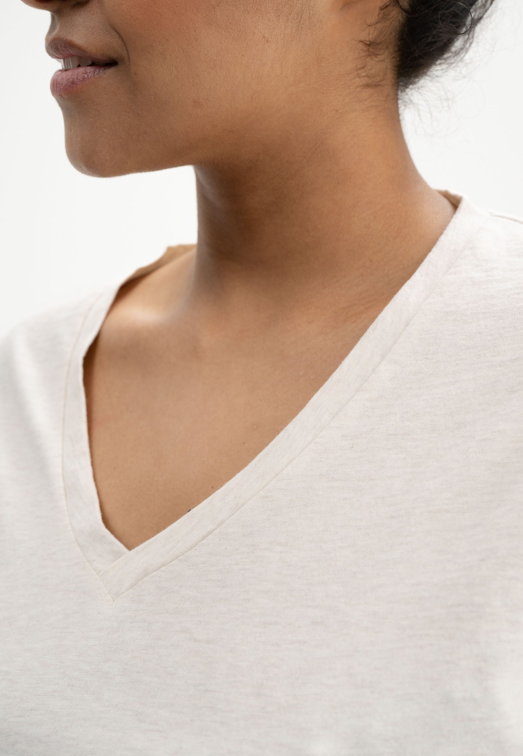MELA Kurzarmshirt V-Neck T-Shirt Style ANKITA Kragen aus Single Jersey