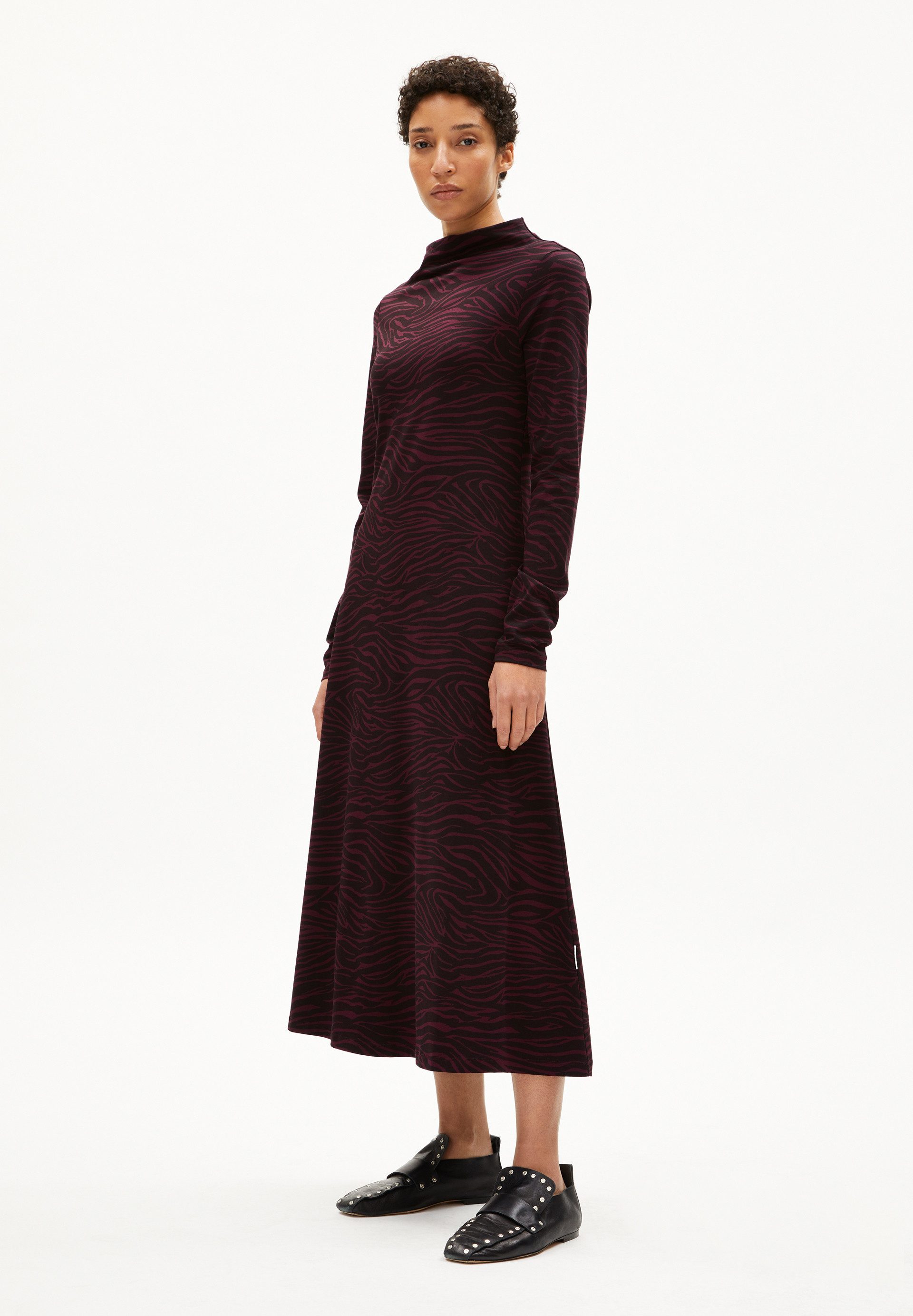 Armedangels Jerseykleid DAILIMAA ZEBRARAA Jerseykleid aus Bio-Baumwoll Mix (Slim Fit) Bio-Baumwoll Mix