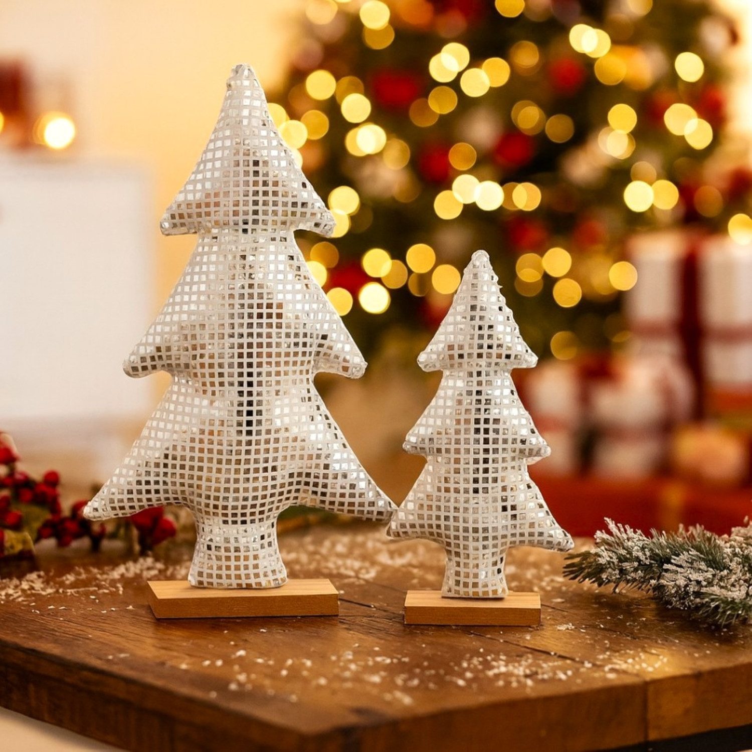 Online-Fuchs Dekofigur 2 Weihnachtsbäume im Set mit Discokugel Effekt - moderne Dekoration (silber, weißes Design, 27 und 37 cm groß), Glanz und gute Laune in der Weihnachtsdekoration