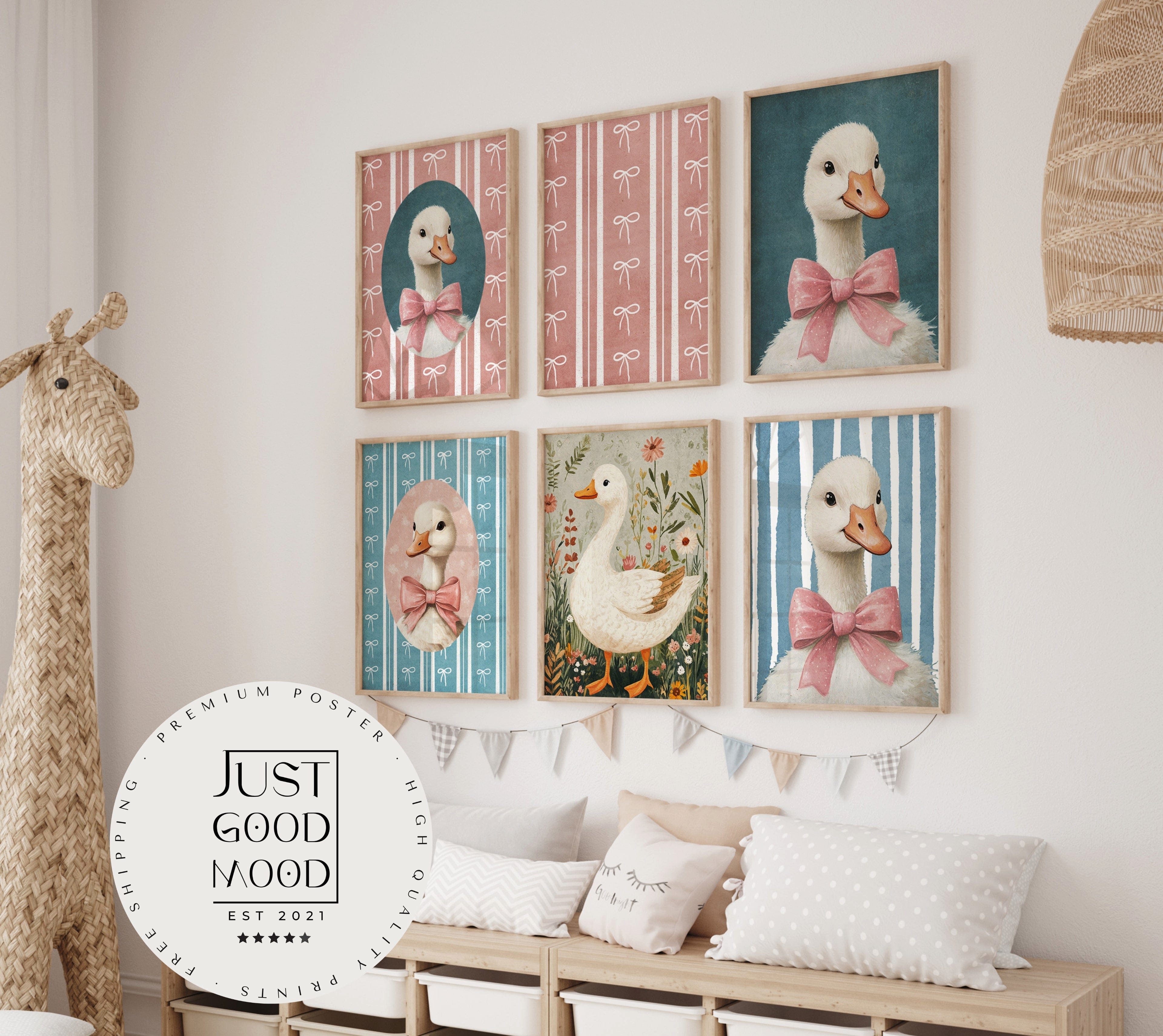 JUSTGOODMOOD Poster Kinderzimmer Gänse mit Schleife Geschenkidee für Kinder Rosa Blau Baue, B (1 St)