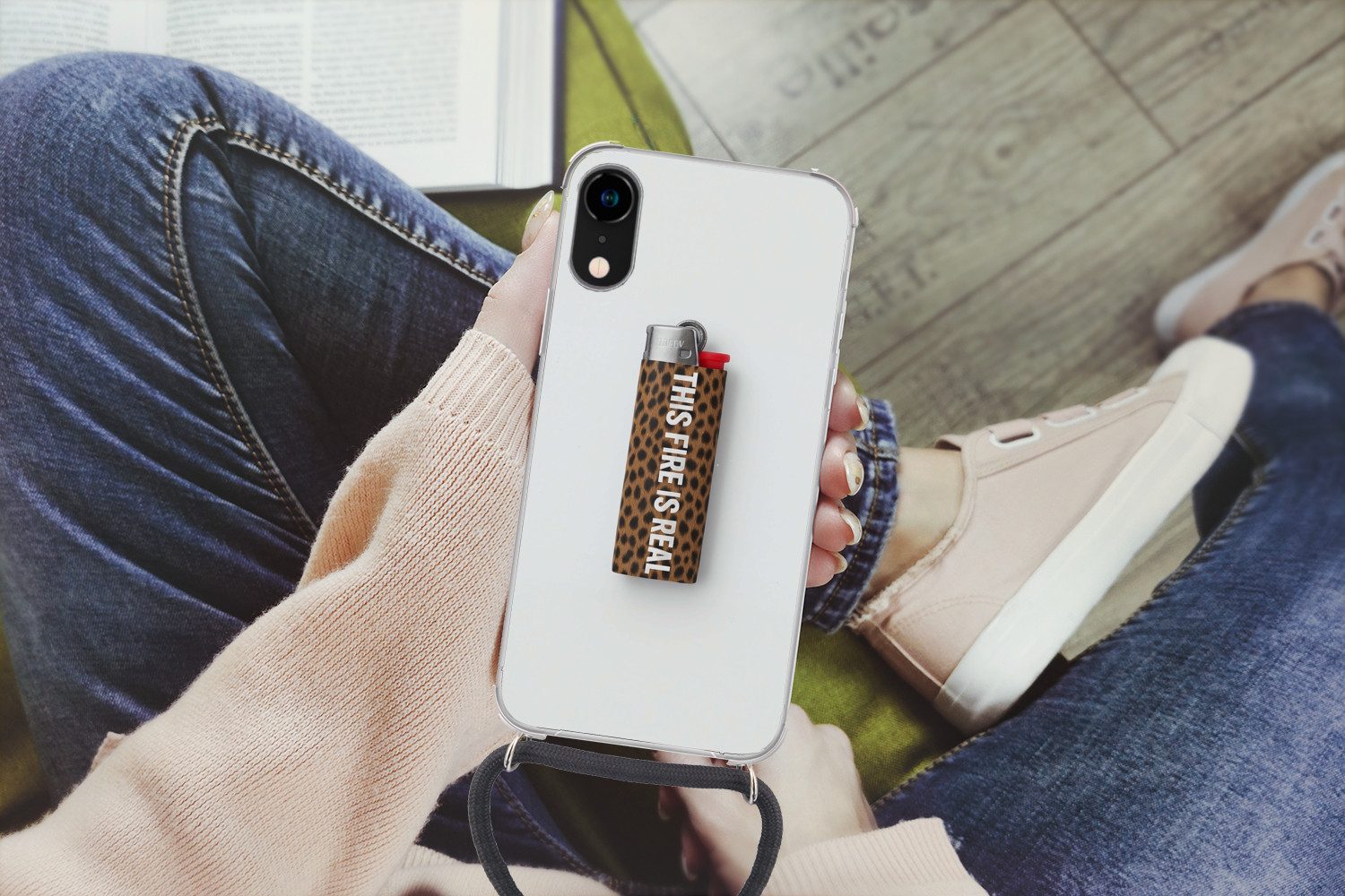MuchoWow Handyhülle für Apple iPhone XR Feuerzeug - Zitat - Panther Druck, Tragbare Handyhüllen mit Kette zum umhängen, Handykette Handyband