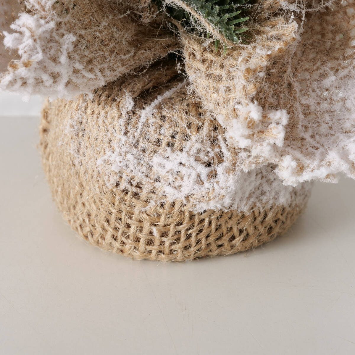 BOLTZE Künstlicher Weihnachtsbaum Künstlicher Tannenbaum in einem Topf aus Jute TANNE, 22 cm, künstlich, in einem Jute-Topf