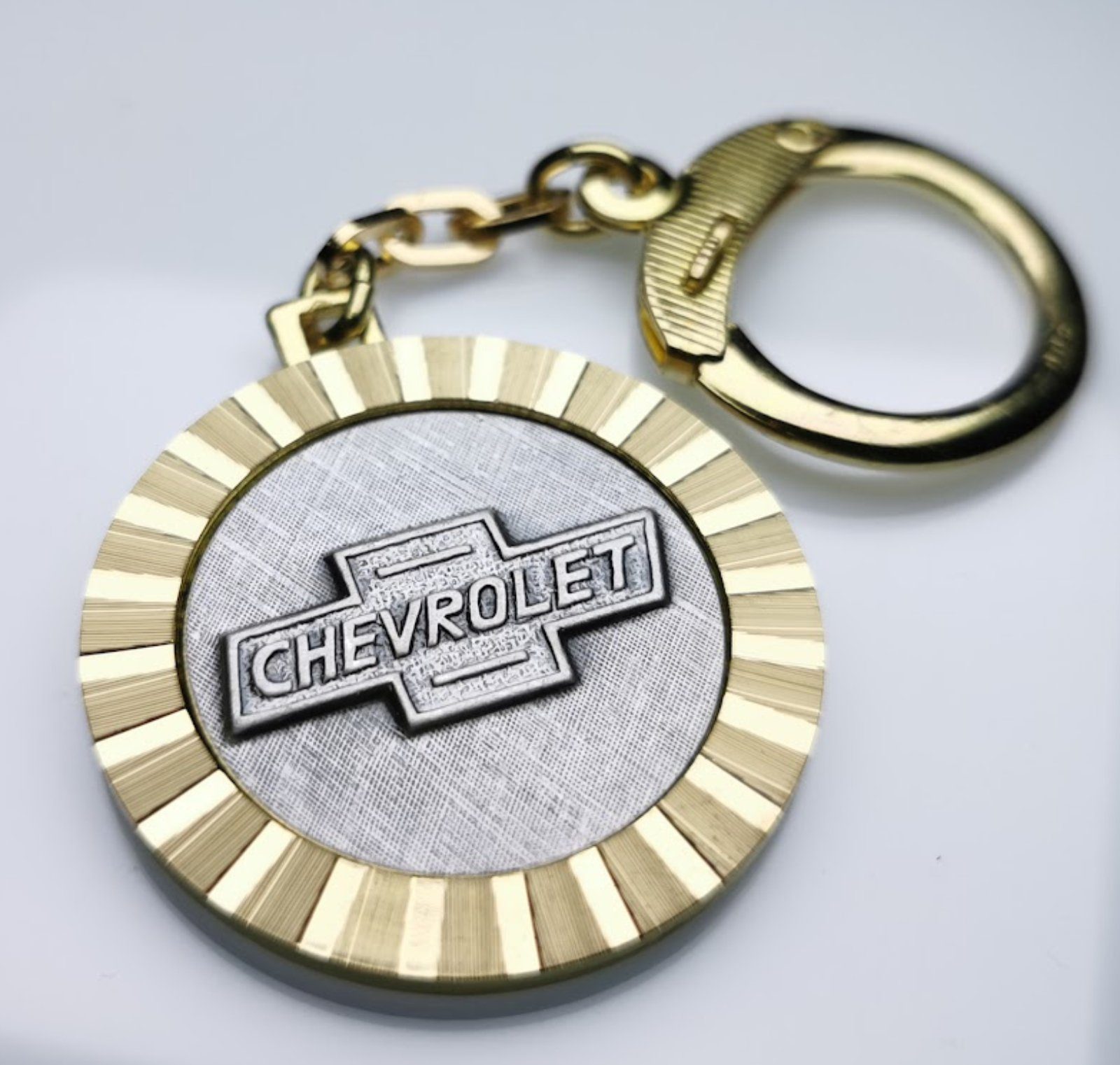 Schlüsselanhänger Diamantschliff Metall 1958 Chevrolet orig. Chevy Autocomfort Lüfterrad HR