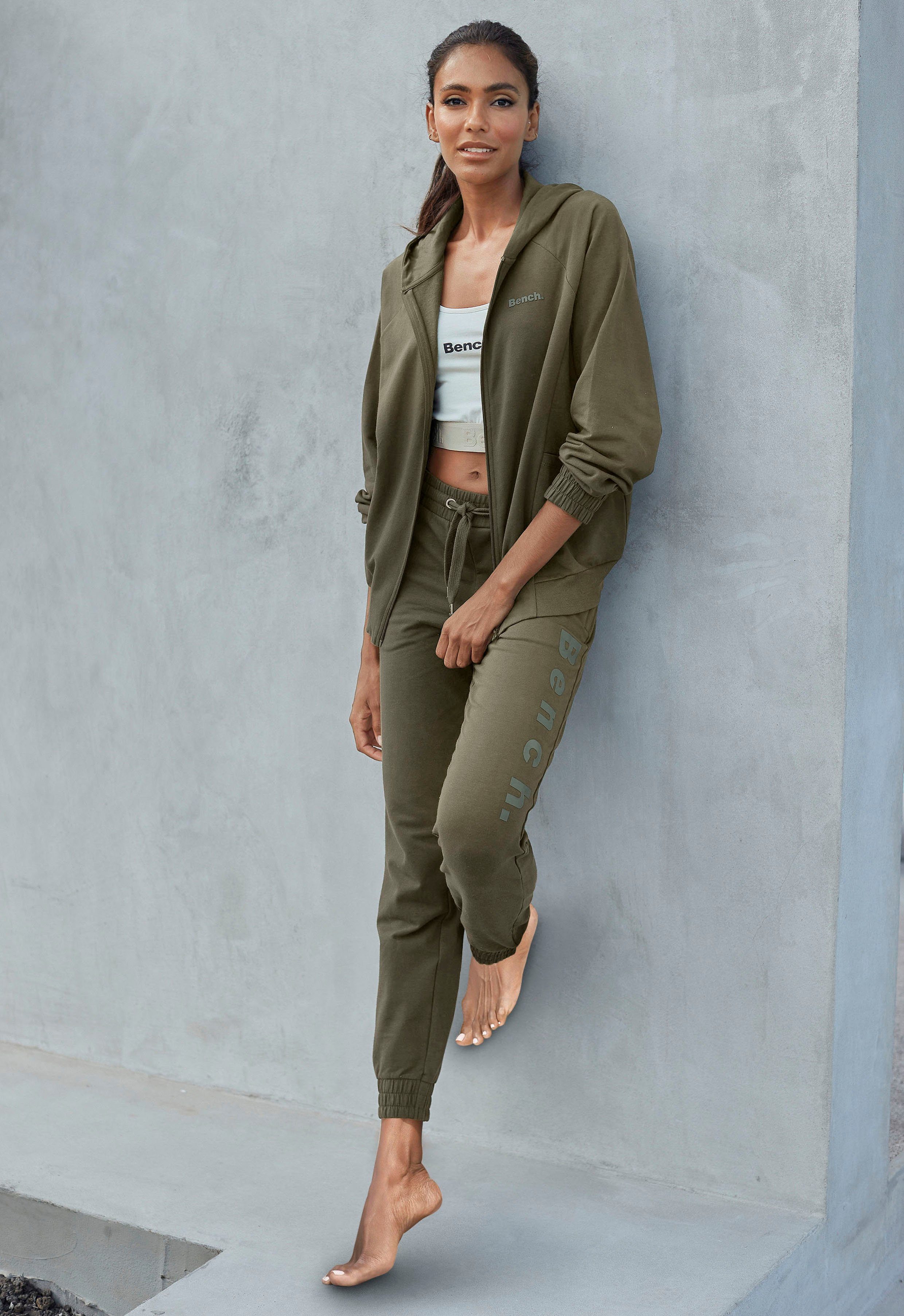 Bench. Loungewear Kapuzensweatjacke mit sportlichen Teilungsnähten, Loungeanzug
