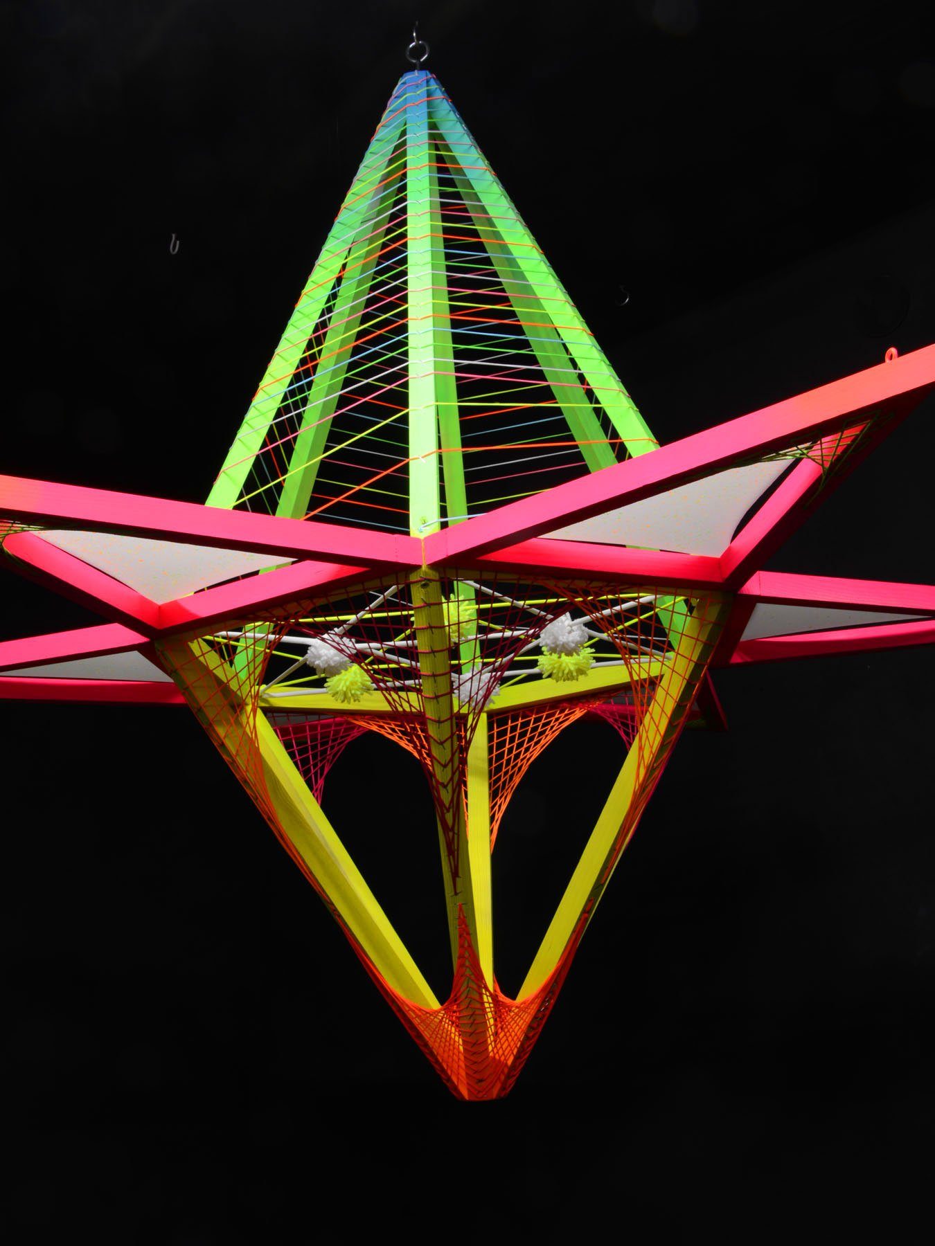 PSYWORK Dekoobjekt Schwarzlicht 3D StringArt Sechseck mit Dreiecken "Neon Flower" 1,30m, UV-aktiv, leuchtet unter Schwarzlicht