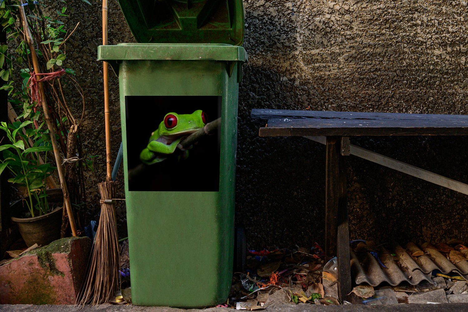 Mülleimer-aufkleber, Mülltonne, Container, Abfalbehälter schwarzem MuchoWow Sticker, St), Quecksilberfrosch Rotäugiger auf (1 Hintergrund Wandsticker