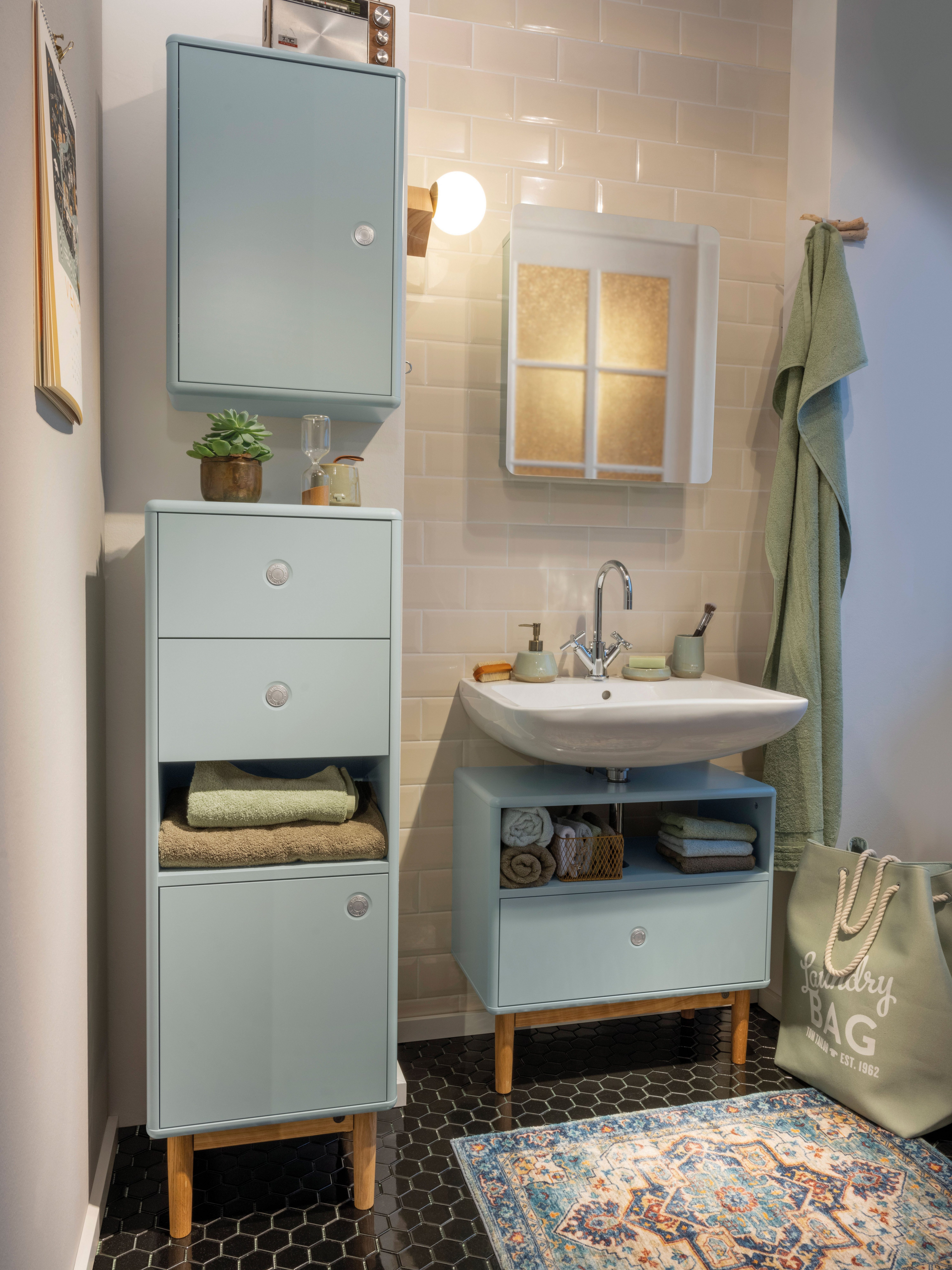 COLOR und Waschbeckenunterschrank TOM einem BATH, aus 2-St), (Spar-Set, Spiegelschrank HOME Badmöbel-Set einem Bestehend TAILOR