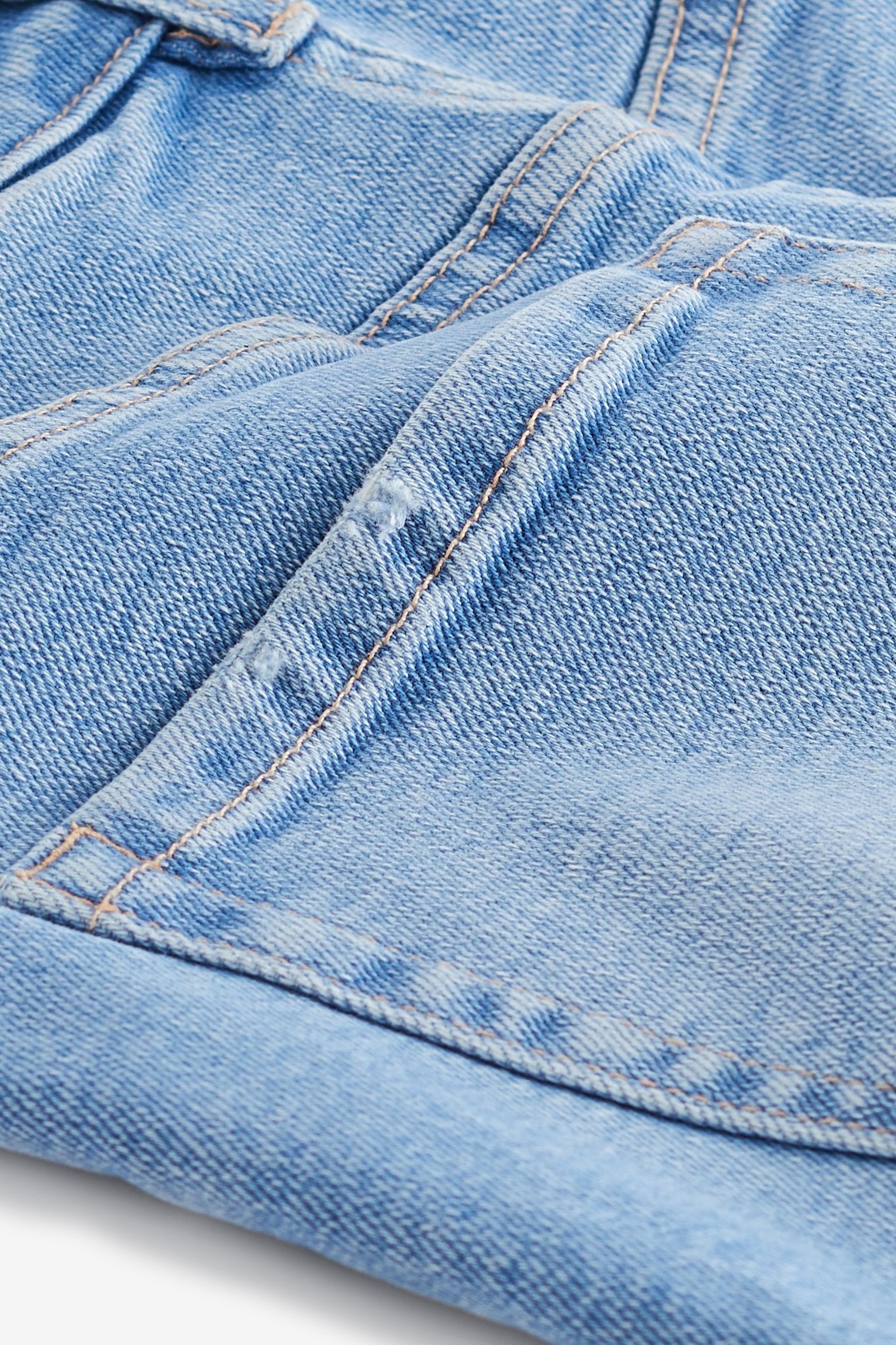 Next Jeansshorts Weiche Denim-Shorts mit Fransensaum – Petite (1-tlg)