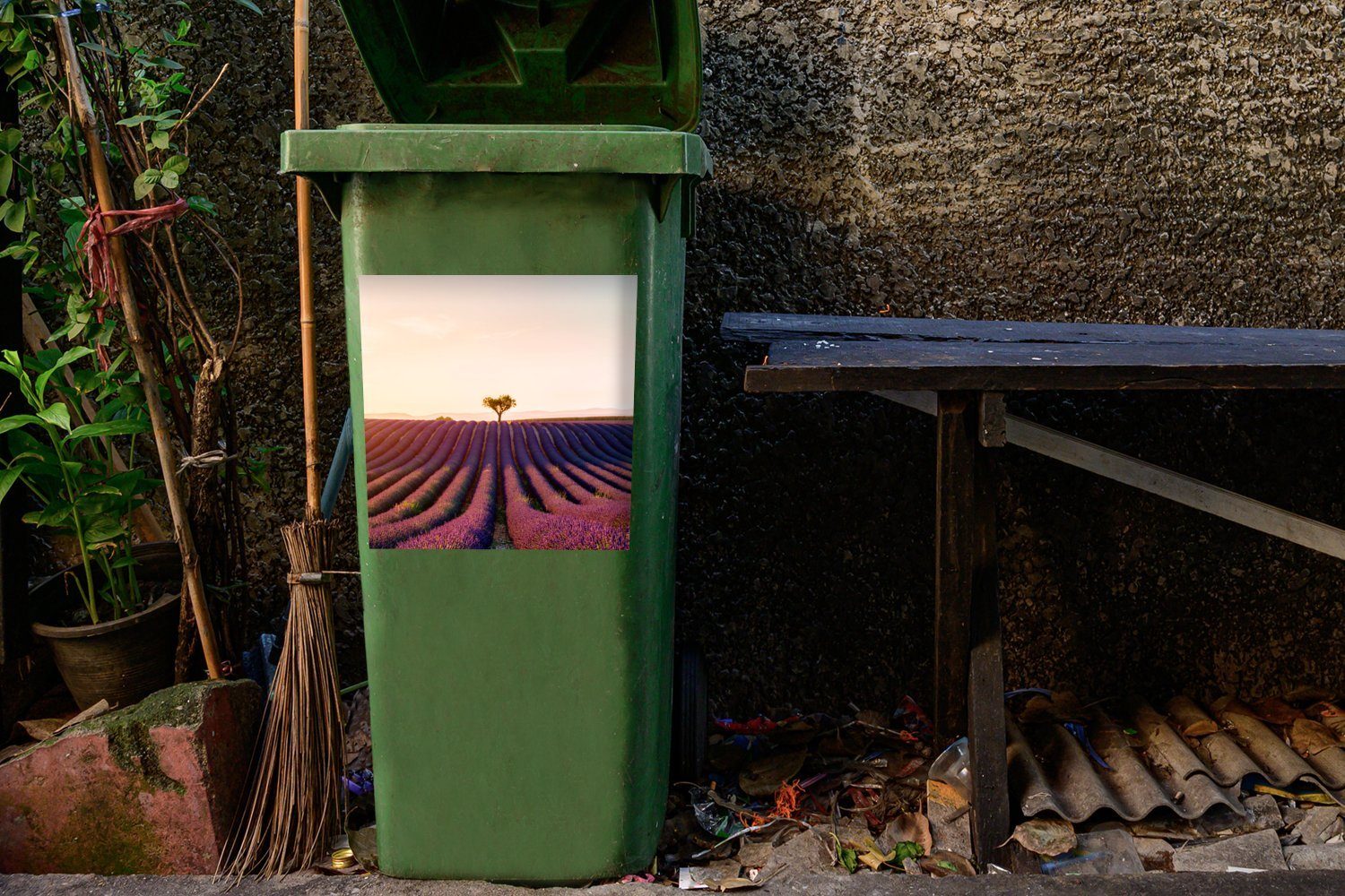 MuchoWow Wandsticker Lavendelfeldes St), violetten Bild (1 eines Mülleimer-aufkleber, Mülltonne, Container, in Abfalbehälter Valensole, Sticker, Frankreich