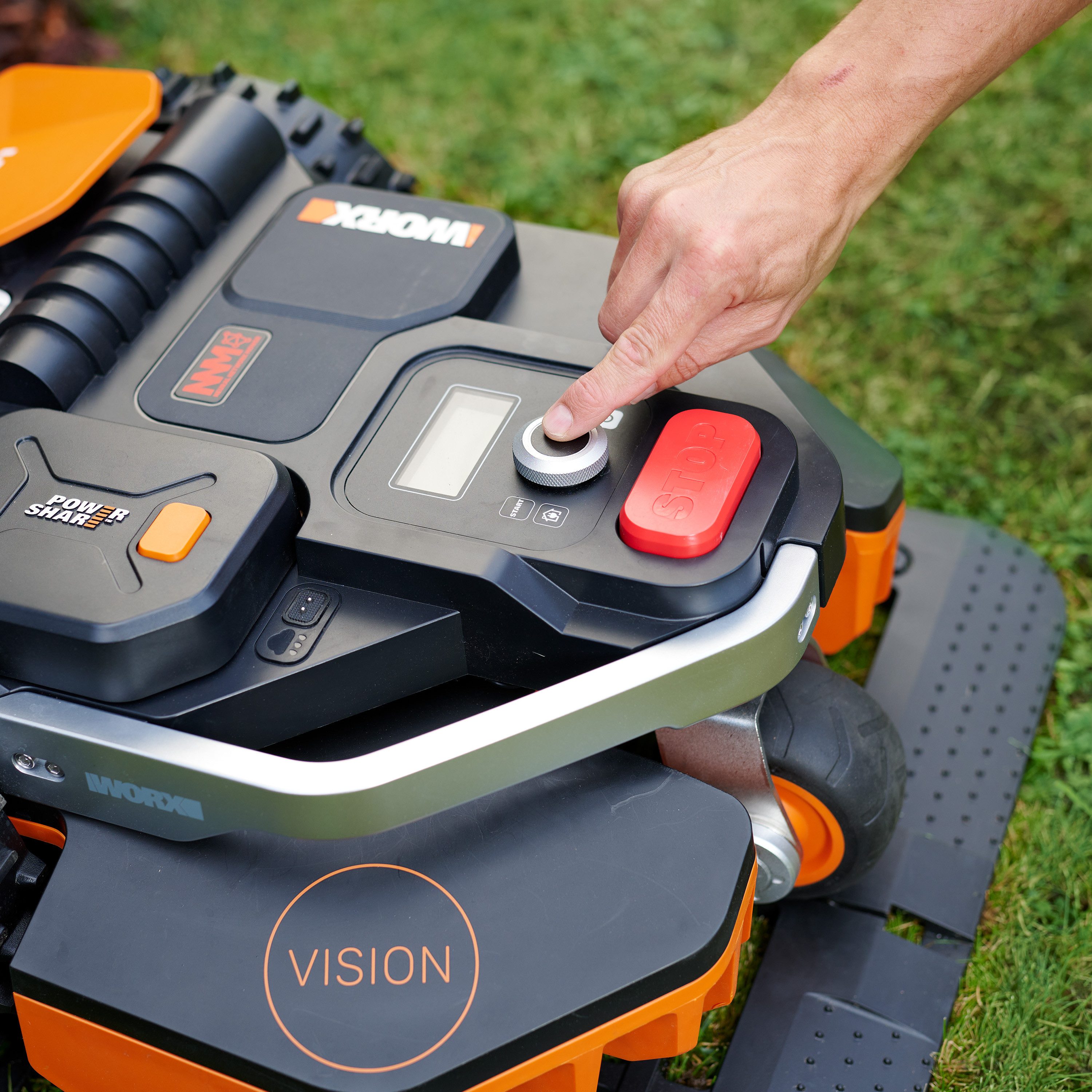 Worx Rasenmähroboter Mähroboter M800 Landroid VISION, bis 800 m² Rasenfläche, Intelligenter Mähroboter ohne Begrenzungskabel, für Gärten bis 800m²