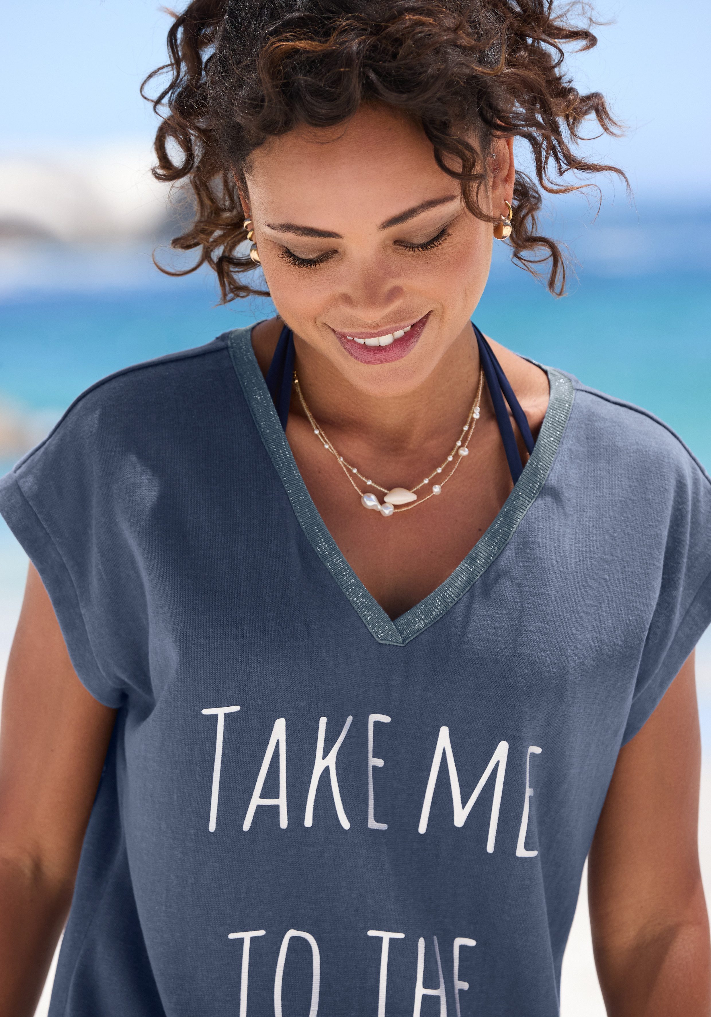 Beachtime by Lascana Longshirt mit glänzendem Foliendruck vorne, kurzes T-Shirt-Kleid lockeres Jerseykleid, luftiges Sommerkleid, kurzes Strandkleid – Bild 5 von 5