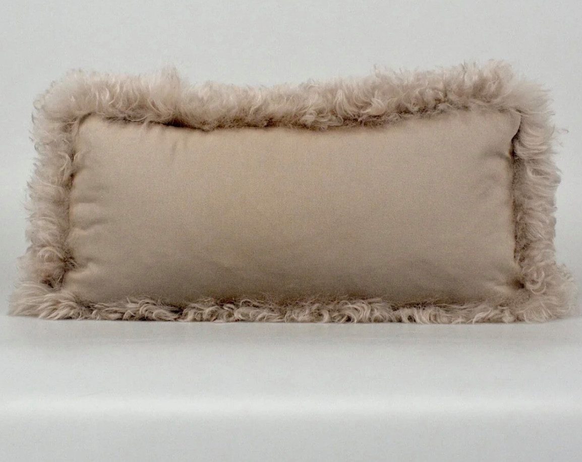 LIRA Deko Kissenbezug Lammfell Kissenhülle Merinowolle 50x30 cm mit Fellbesatz 100 % beige, weich & atmungsaktiv, Luxuskissenbezug