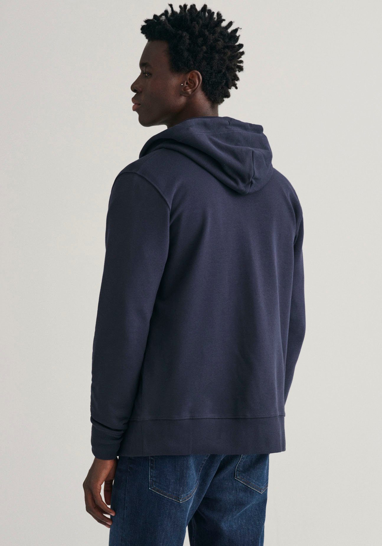 Gant Hoodie REG SHIELD mit HOODIE Logostickerei der auf evening blue Brust ZIP FULL