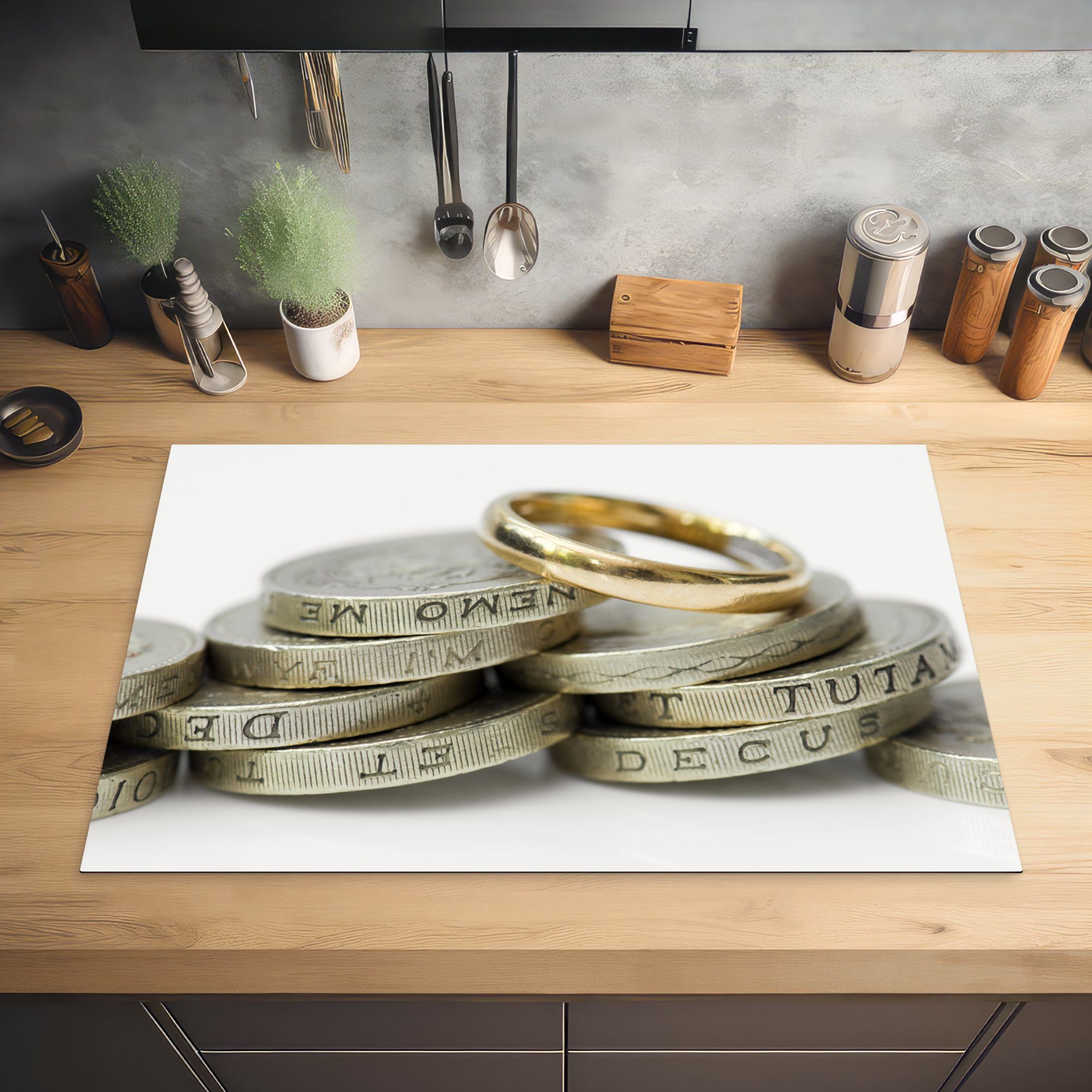 auf tlg), den Herdblende-/Abdeckplatte (1 Pfundmünzen, 81x52 küche, liegt oben die Ein cm, Schutz Vinyl, MuchoWow für Induktionskochfeld Ceranfeldabdeckung Ehering