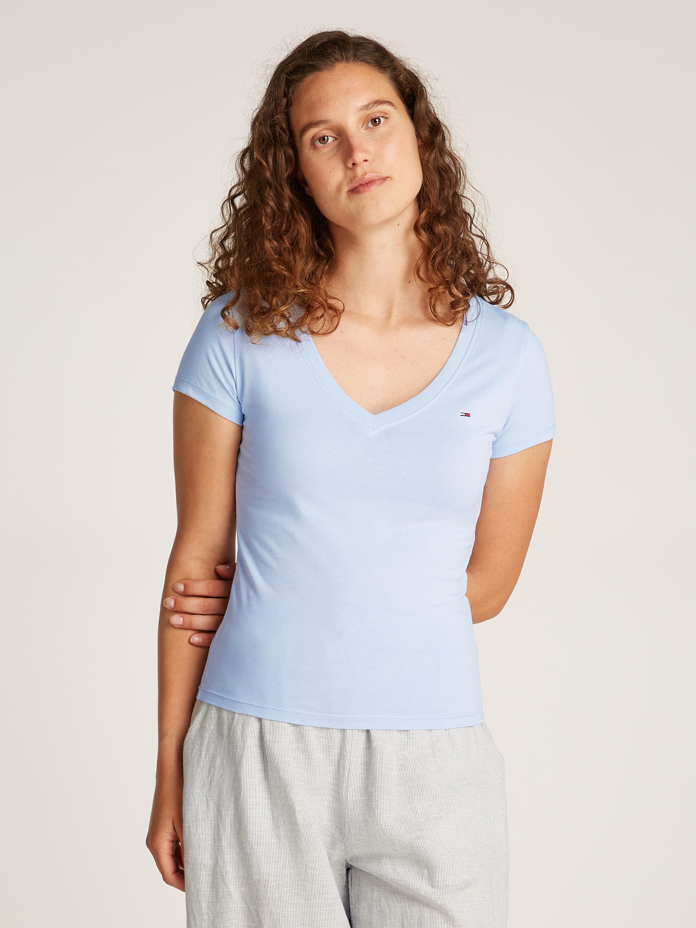 Tommy Jeans T-Shirt TJW SLIM V-NECK TEE mit Logo-Stickerei