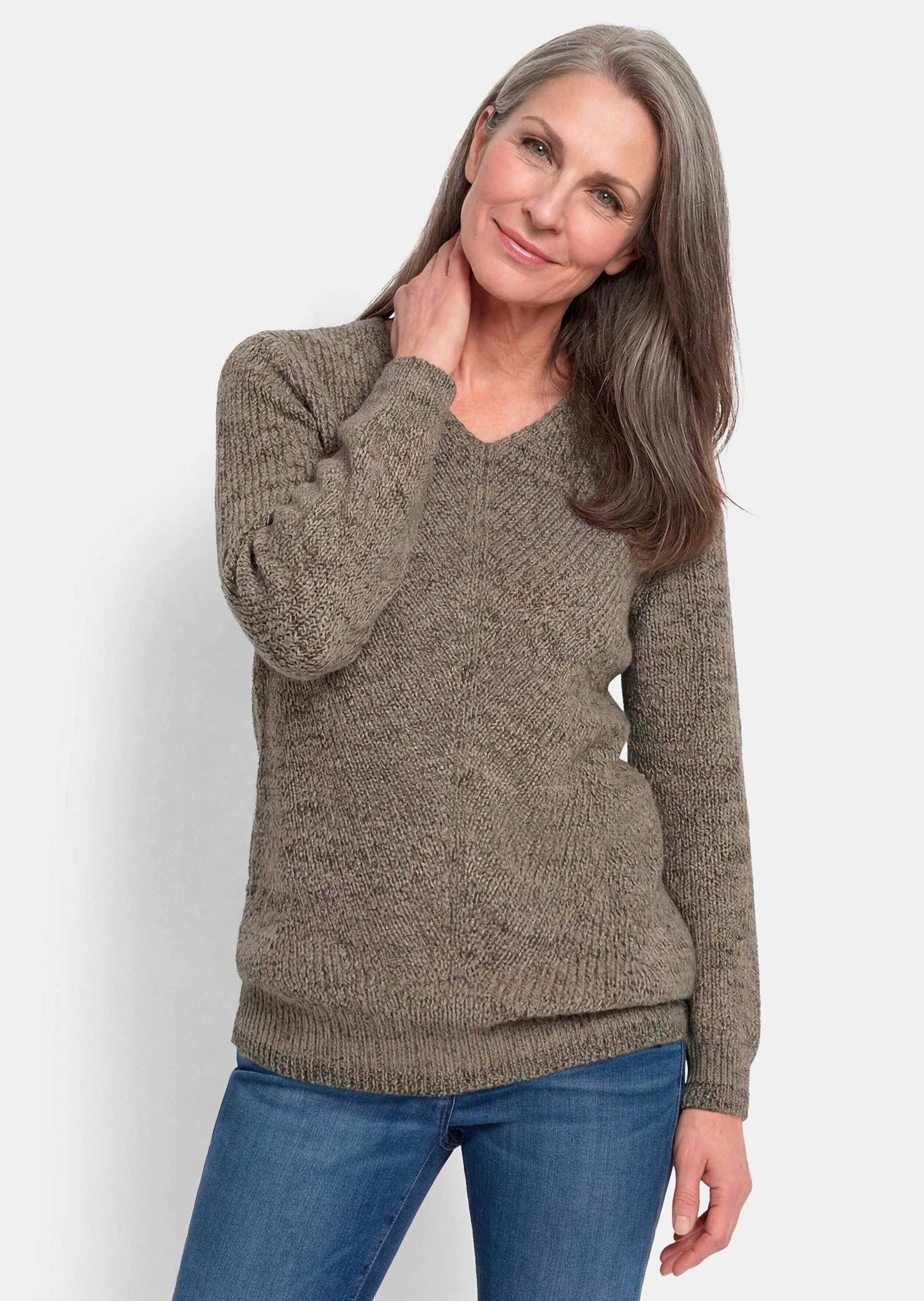 GOLDNER Strickpullover Kurzgröße: Strickpullover mit V-Ausschnitt Figurbetonter Feinstrick mit diagonaler Rippenstruktur und Langarm