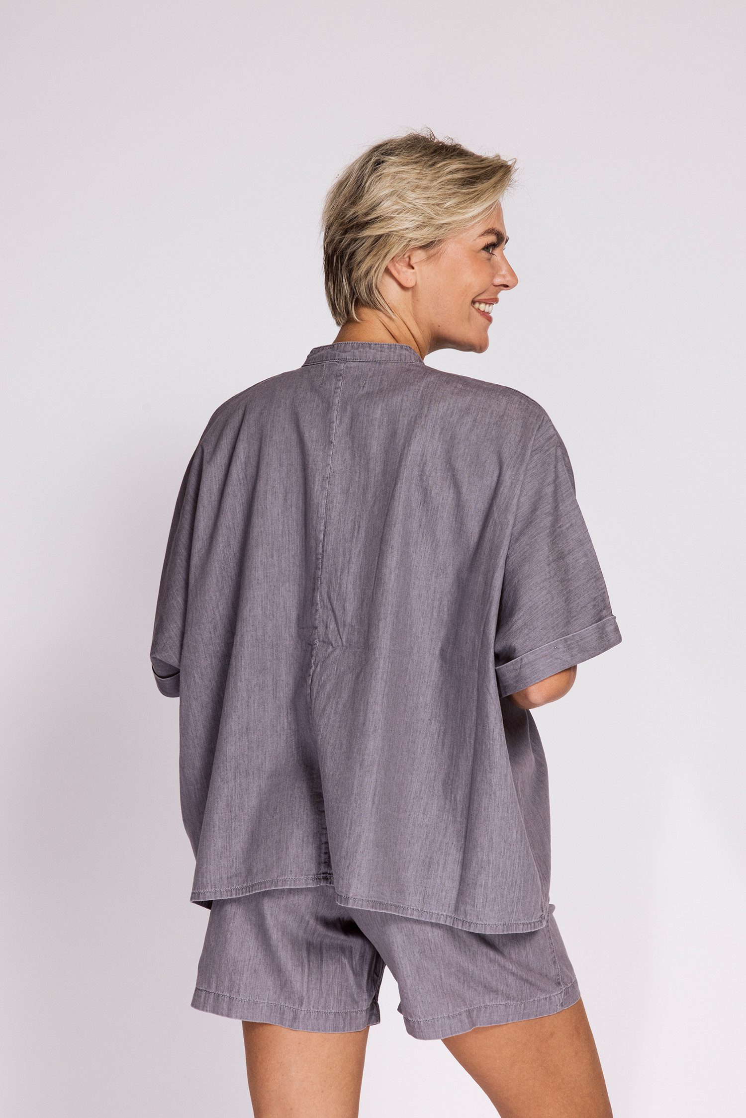 Zhrill Blusenshirt PARA Bluse denim look bequeme Passform, Kurzarm, mit Stehkragen, mit Knopfleiste