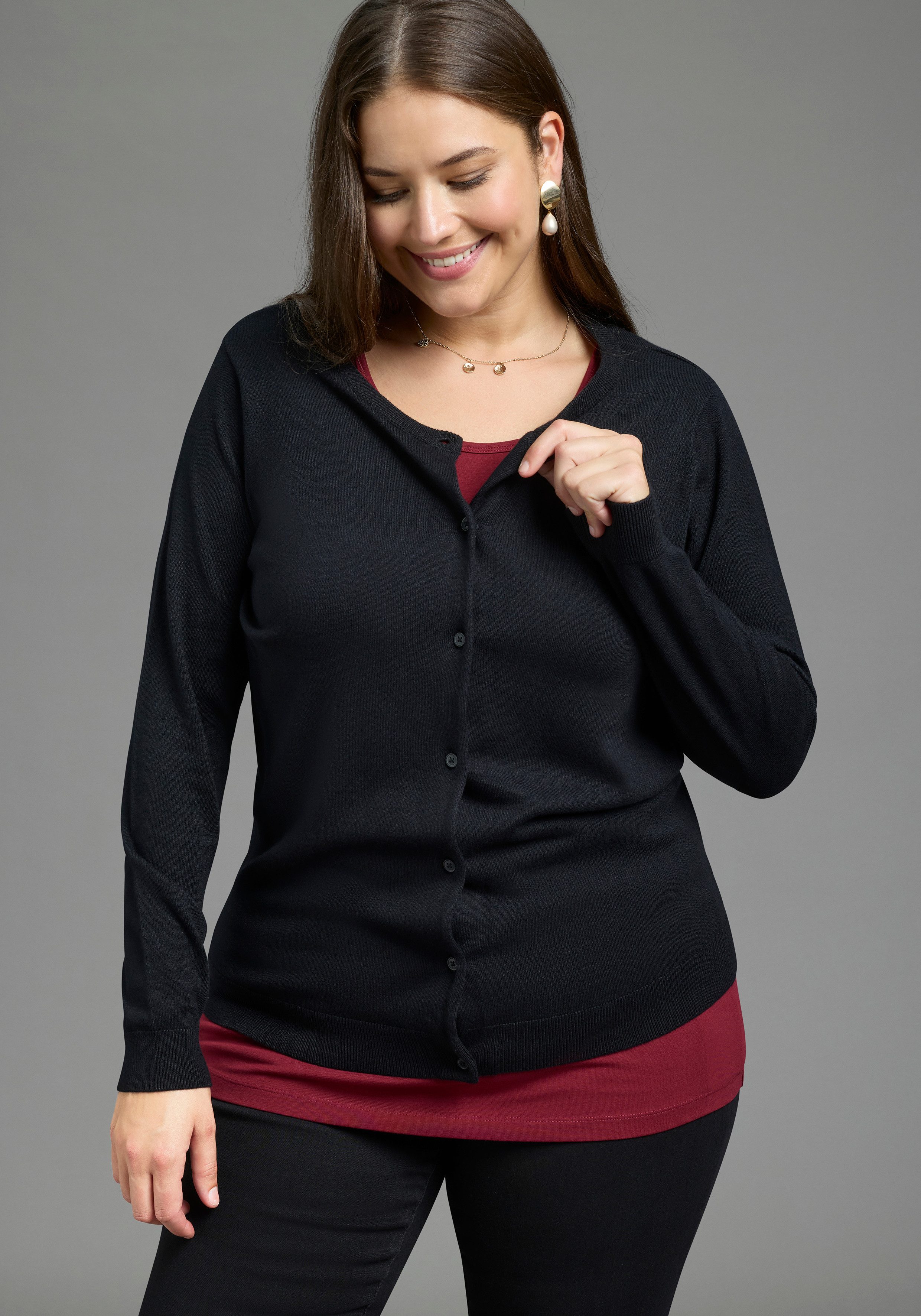 Laura Scott CURVE Strickjacke Große Größen hüftlange Form, figurumspielende Passform, mit Rundhalsausschnitt. € 39,99, (€ 39,99 pro 1 Stk).