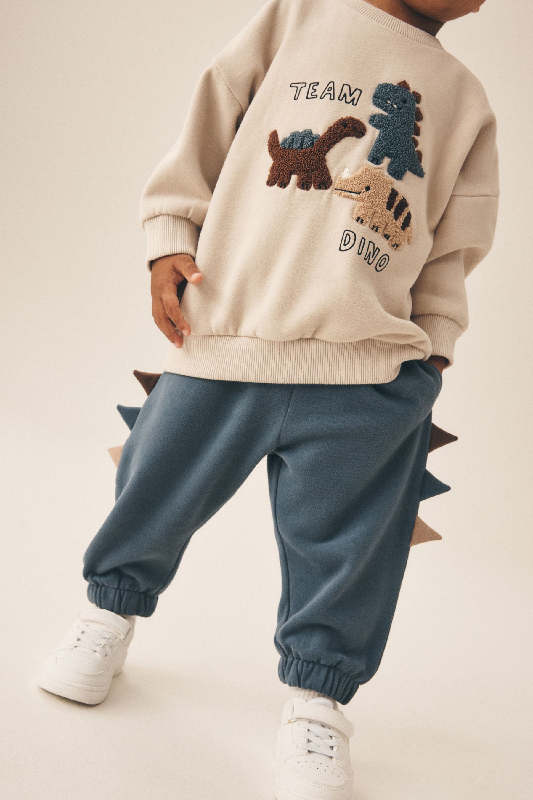 Next Sweatanzug Rundhals-Sweatshirt mit Print und Jogginghose (2-tlg) – Bild 5 von 5
