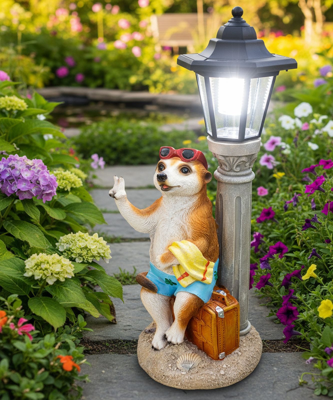 Kremers Schatzkiste Gartenfigur Erdmännchen Urlauber mit Solarlaterne Figur Gartenfigur 51 cm Garten