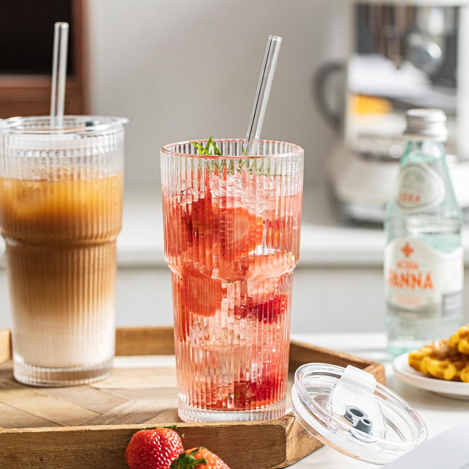 FANNOU Gläser-Set Gerippte Glasbecher mit Deckel und Strohhalm, 2-tlg., luftdichtes und wasserdichtes Design, ideal als Kaffee