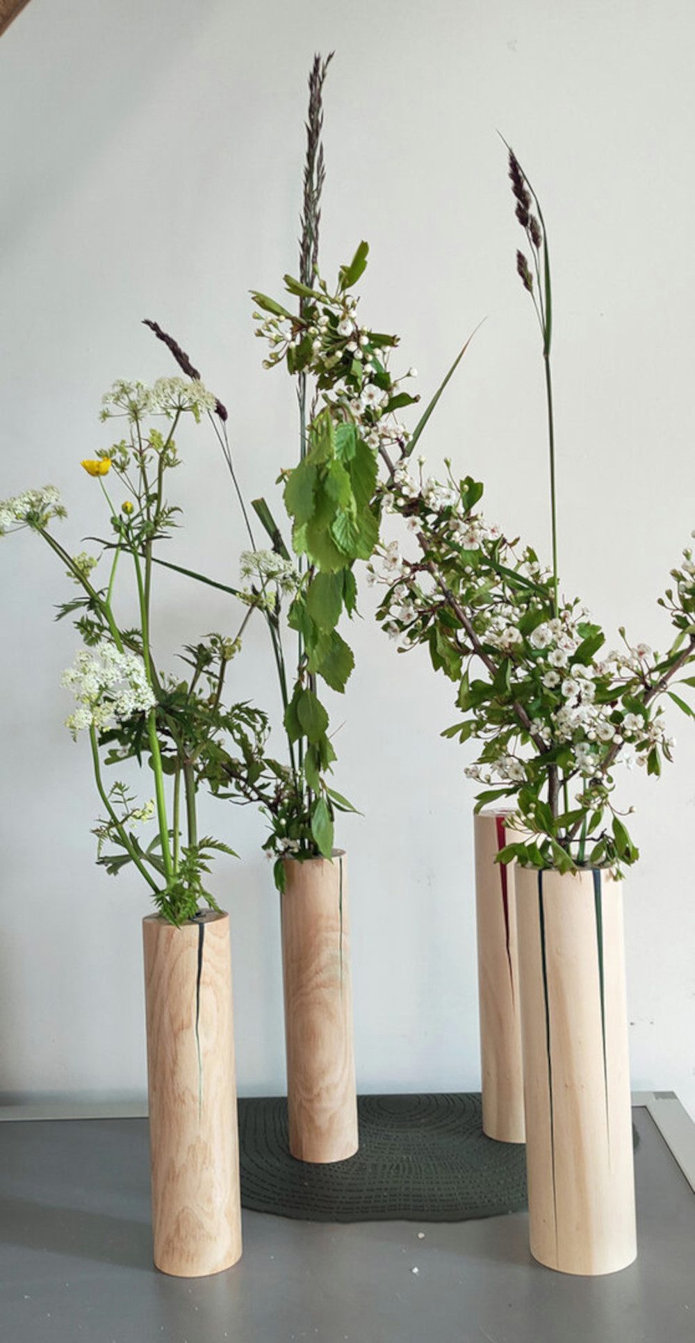 UE Stock Dekovase Handgefertigte Vase aus Baumstämmen 24 cm hoch mit schwarze Epoxidharz, Blickfang in jedem Raum