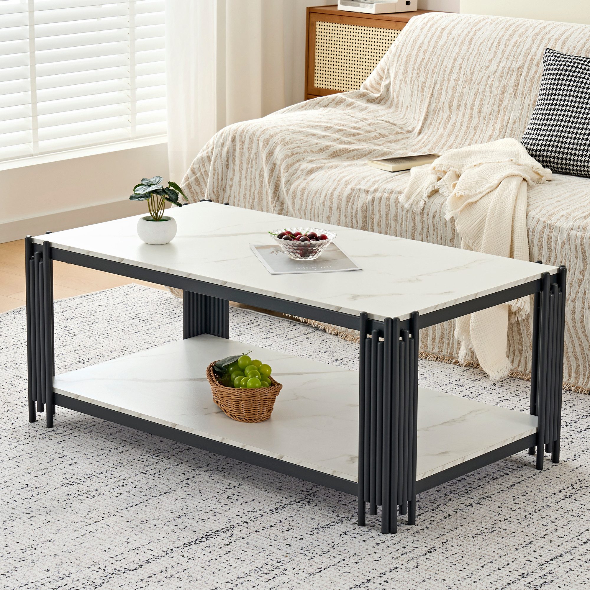 HAUSS SPOLE Couchtisch Rechteckig in Marmoroptik Metallbeine&Ablagen,Sofatisch,Weiß+Schwarz (Kaffeetisch mit exquisite Marmorimitat-Struktur, Zwei geräumige Ablagen bieten reichlich Stauraum), zu verschiedenen Einrichtungsstilen und Raumgestaltungen passen