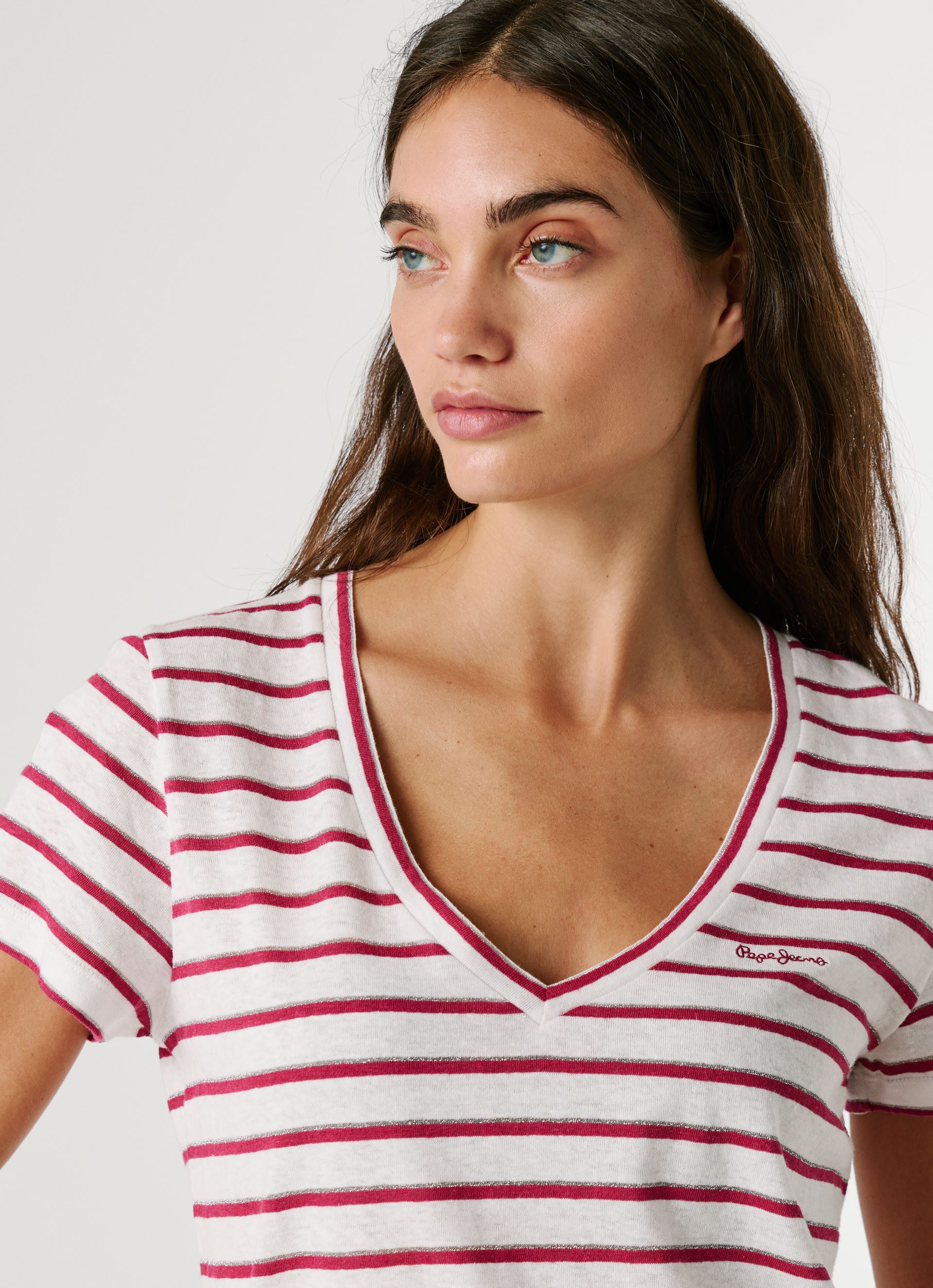 Pepe Jeans T-Shirt MEGAN V-NECK STRIPED aus Leinenmischung mit Glitzergarn